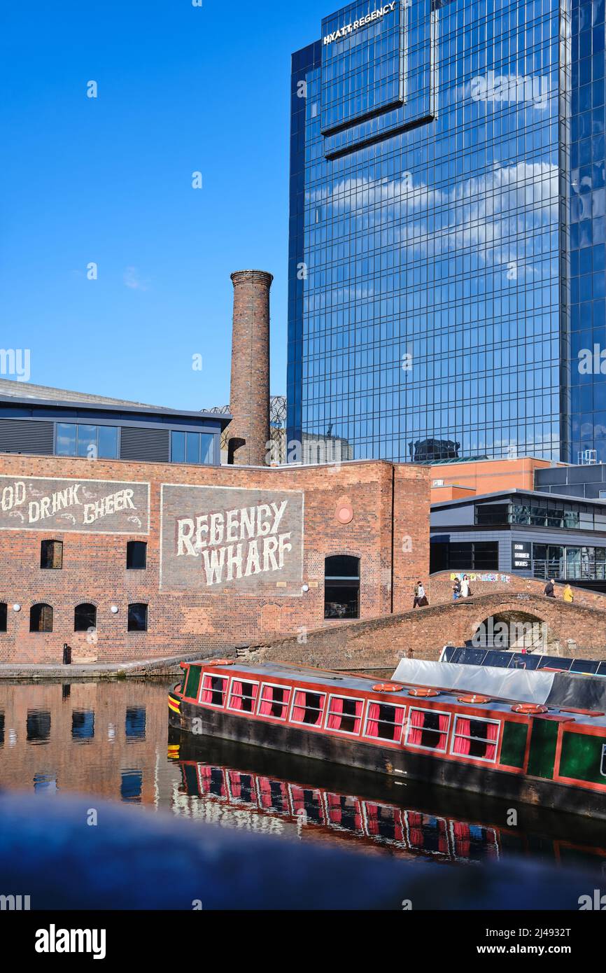 Gas Street Basin, Birmingham, on the old Worcester and Birmingham Canal, against a backdrop of modern commercial buildings Stock Photo
