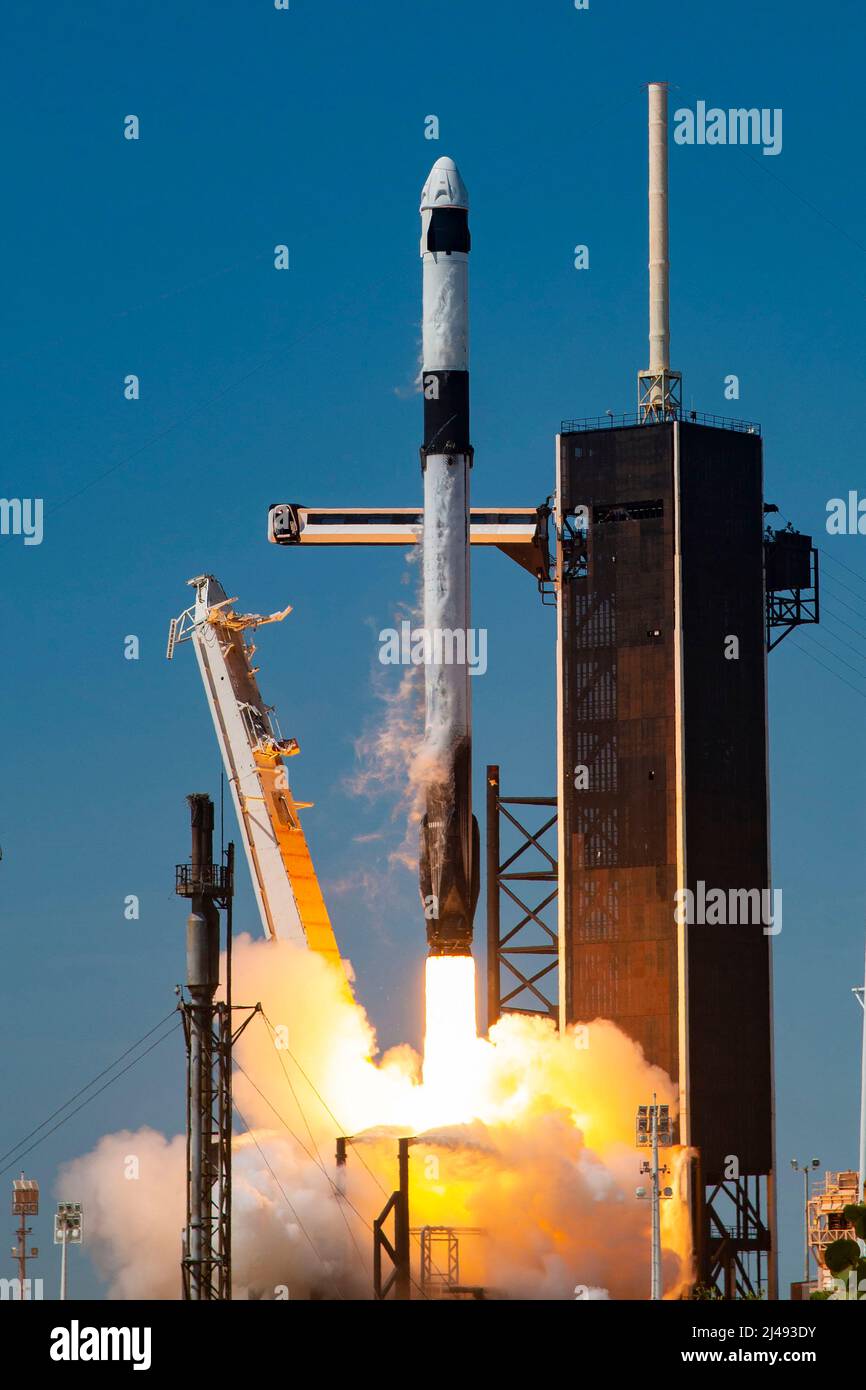 KENNEDY SPACE CENTRE, FLORIDA, USA - 08 April 2022 - A SpaceX Falcon 9 rocket carrying the company's Crew Dragon spacecraft is launched on Axiom Missi Stock Photo