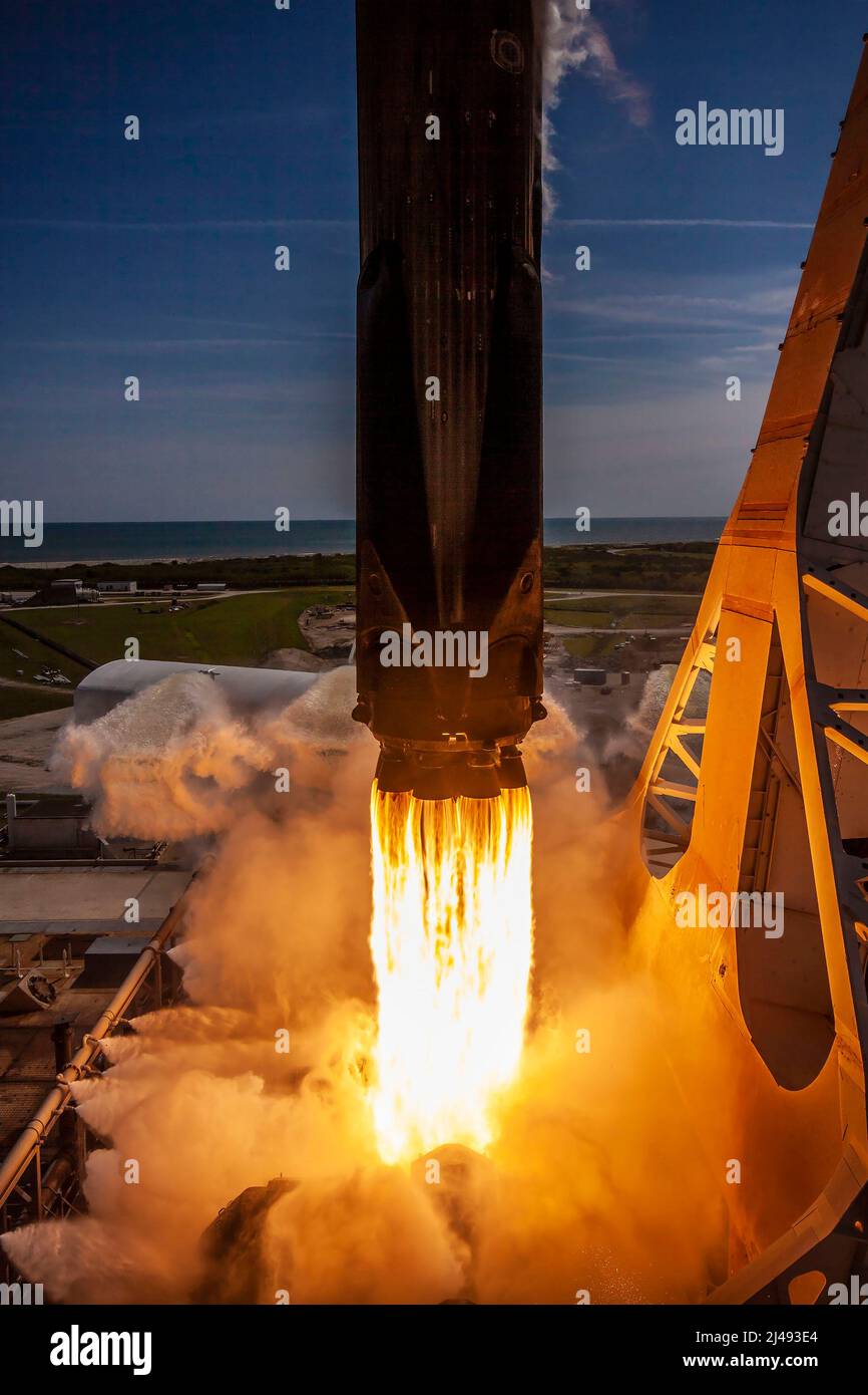 KENNEDY SPACE CENTRE, FLORIDA, USA - 08 April 2022 - A SpaceX Falcon 9 rocket carrying the company's Crew Dragon spacecraft is launched on Axiom Missi Stock Photo