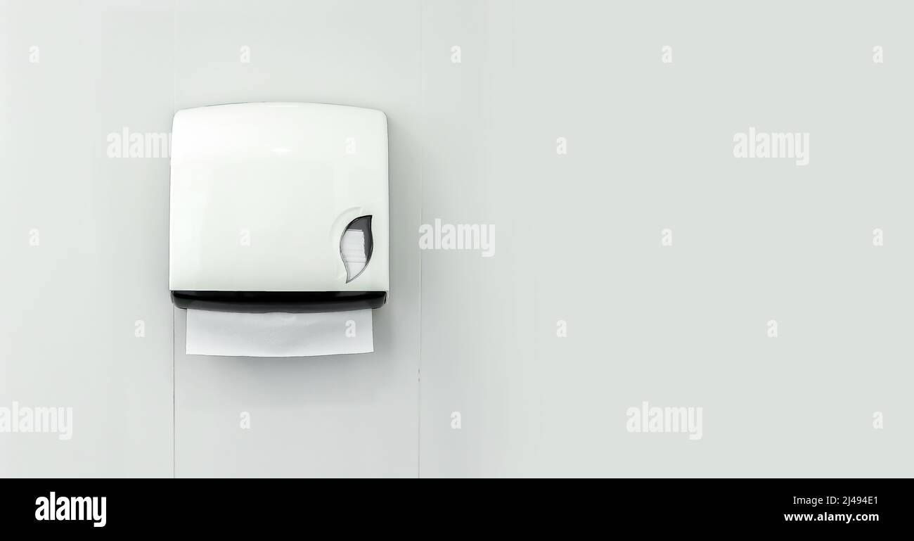 https://c8.alamy.com/comp/2J494E1/a-box-of-toilet-paper-in-the-bathroom-on-a-white-background-2J494E1.jpg