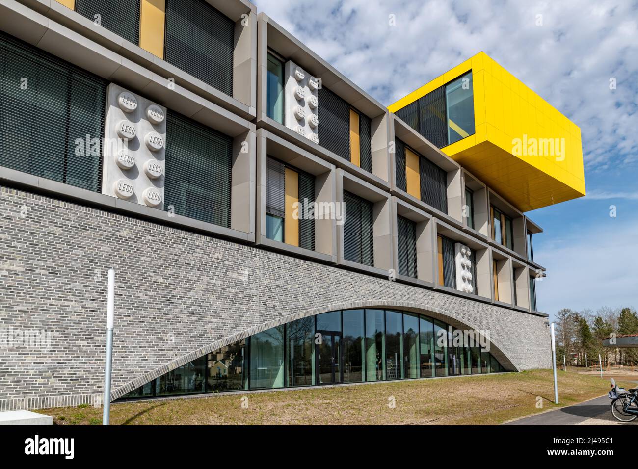 Meget sur Perfervid Hjælp Billund, Denmark. 12th Apr, 2022. Outside the recently opened LEGO® Campus  Buildings in Billund, Denmark including a very large Lego minifigure.  Credit: Thomas Faull/Alamy Live News Stock Photo - Alamy