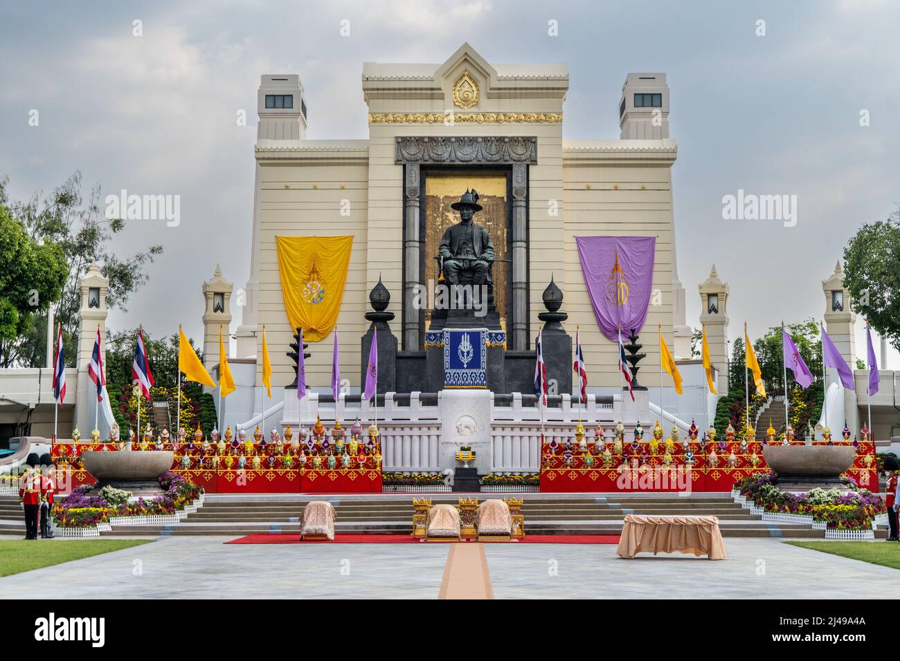 Bangkok, Thailand. 06th Apr, 2022. Seats for the King and Queen are placed in front of King Rama 1 Monument prior to the arrival of the Thai Royal Family. Preparations for the arrival HM King Maha Vajiralongkorn and HM Queen Suthida at King Rama I monument in Bangkok, Thailand. Chakri Day is a public holiday designated to commemorate the Chakri Dynasty on the anniversary of the coronation of Phra Buddha Yodfa Chulaloke, Thailand's first king. (Photo by Matt Hunt/SOPA Images/Sipa USA) Credit: Sipa USA/Alamy Live News Stock Photo