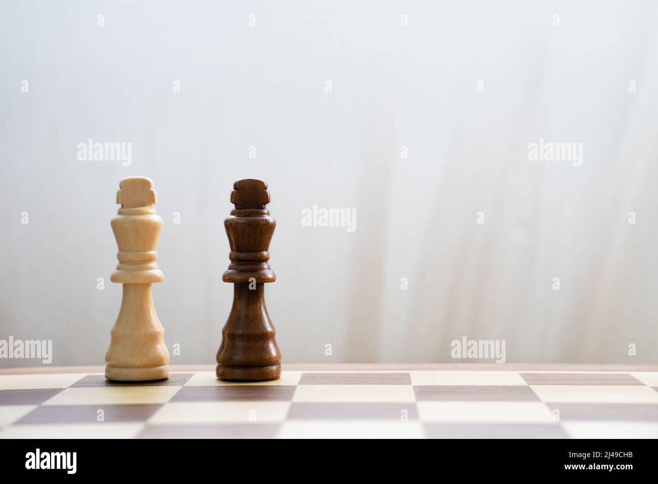 Những nước cờ trên bàn cờ vua sẽ dẫn dắt bạn đến với một thế giới của tư duy và chiến lược. Hãy đắm mình trong tầm nhìn của những bàn cờ mang phong cách cổ điển hoặc hiện đại và thử thách chính mình với những trận đấu hấp dẫn.
