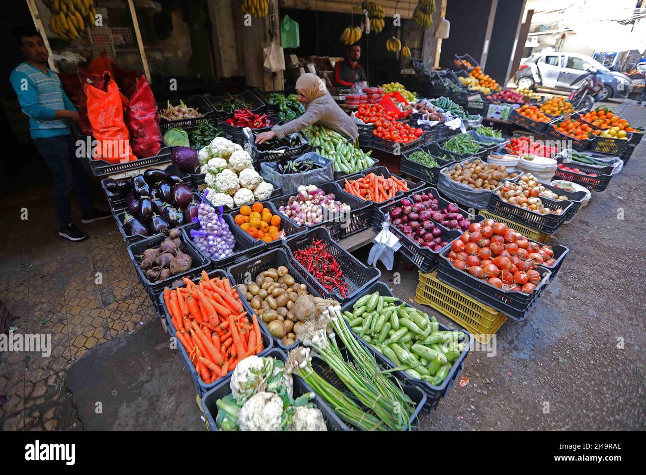 (220413) BEIRUT, April 13, 2022 (Xinhua) People shop for
