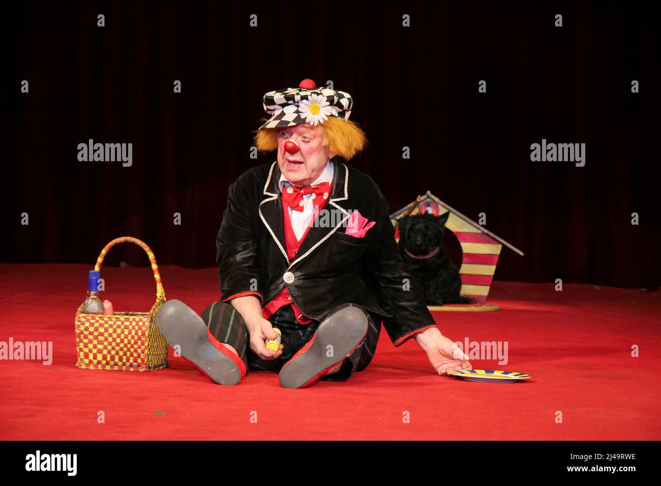 Circus artist hi-res stock photography and images - Page 2 - Alamy