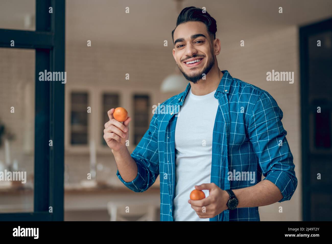 Juggle mandarin orange hires stock photography and images Alamy