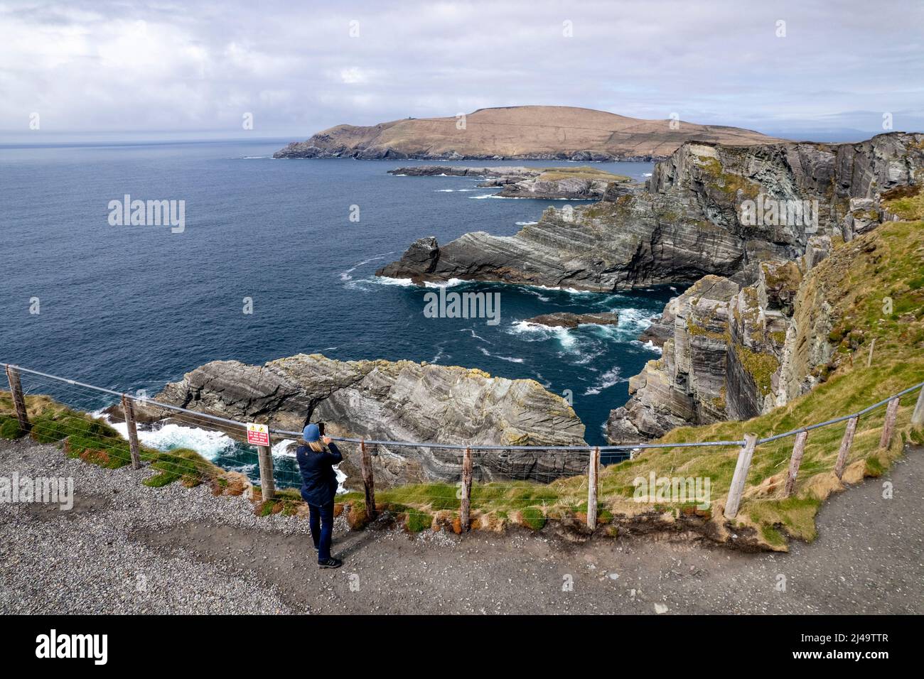 Portmagee, County Kerry, Ireland. 13th Apr, 2022. Irish Weather: Warm, bright and cloudy day at Kerry Cliffs, County Kerry. Kerry Cliffs, Portmagee, County Kerry, Ireland Credit: Stephen Power/Alamy Live News Stock Photo