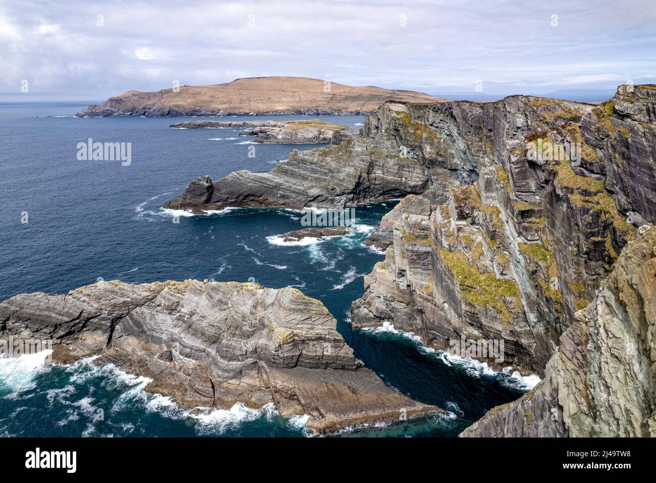 Portmagee, County Kerry, Ireland. 13th Apr, 2022. Irish Weather: Warm, bright and cloudy day at Kerry Cliffs, County Kerry. Kerry Cliffs, Portmagee, County Kerry, Ireland Credit: Stephen Power/Alamy Live News Stock Photo