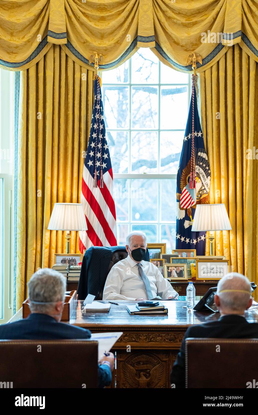President Joe Biden meets with members of the COVID-19 Task Force Wednesday, February 16, 2022, in the Oval Office.  Official White House Photo by Adam Schultz) Stock Photo
