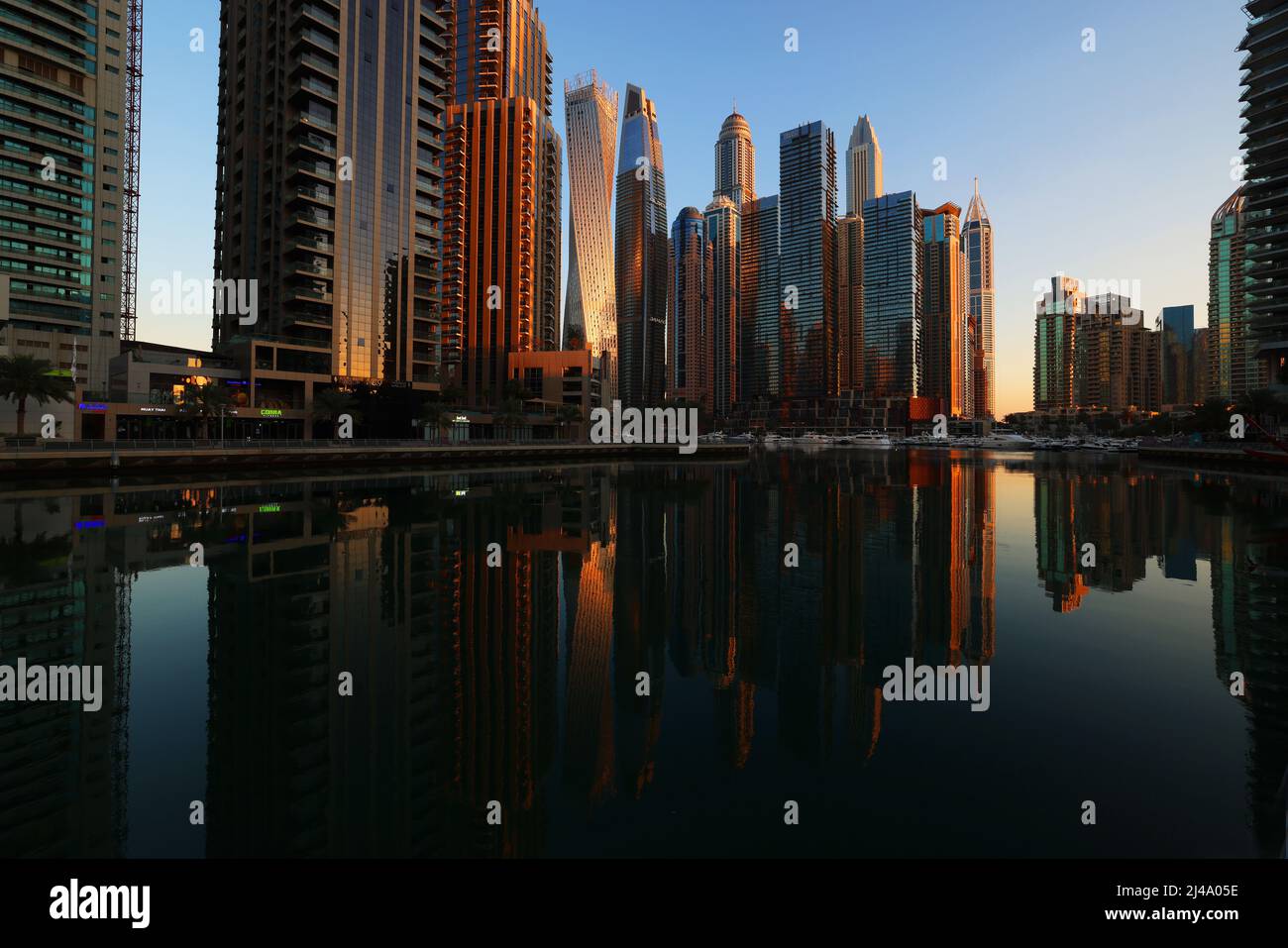 Dubai Marina,  moderne Architektur, Atemberaubende Aussicht auf die Skyline von Dubai mit  Bürohochhäuser und Hotels mit Spiegelung im Dubai Kanal Stock Photo