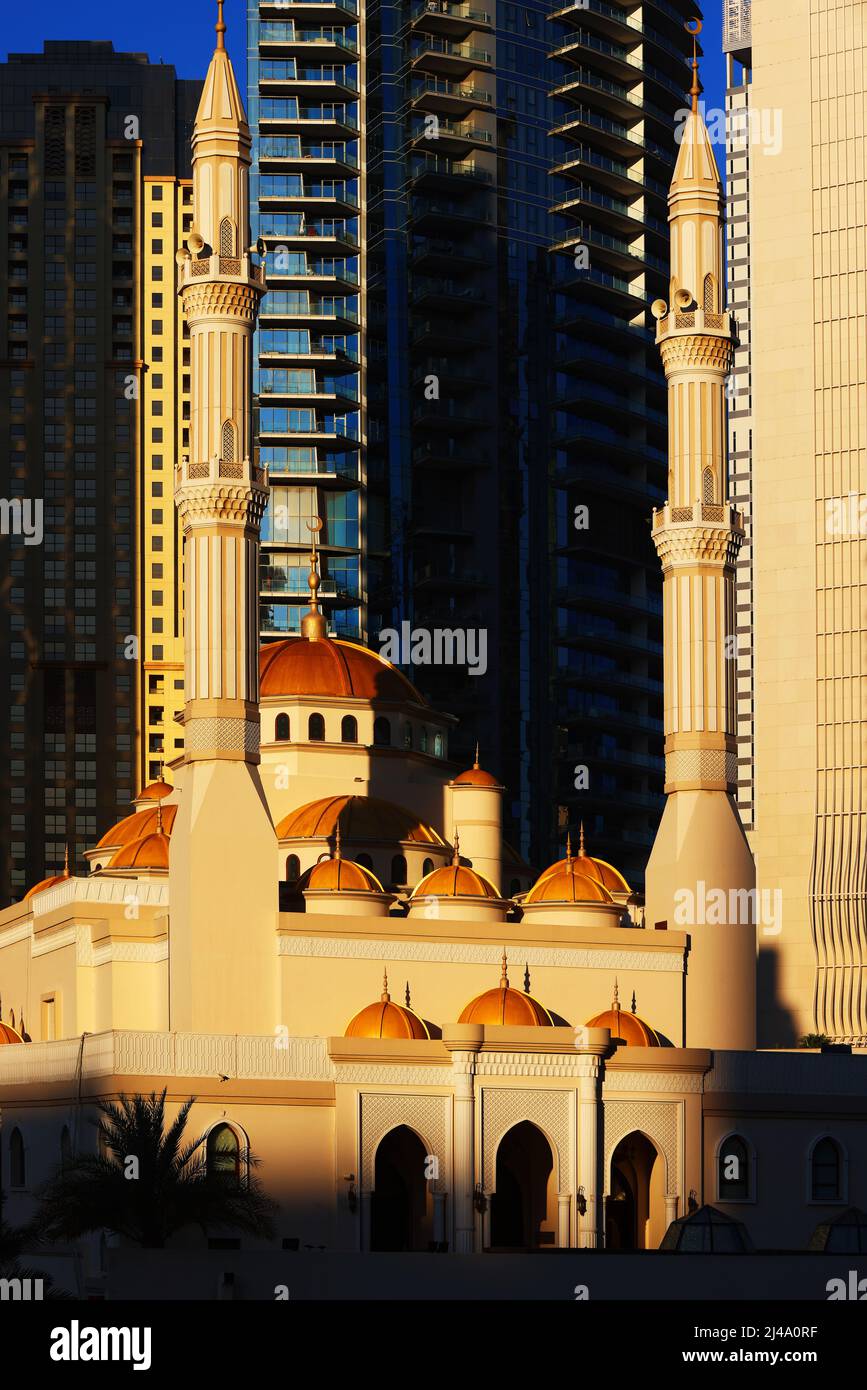 moderne Architektur, Dubai Marina,  Atemberaubende Aussicht auf die Skyline von Dubai mit  Bürohochhäuser, Hotels und Moschee mit Kuppel und Minarett Stock Photo