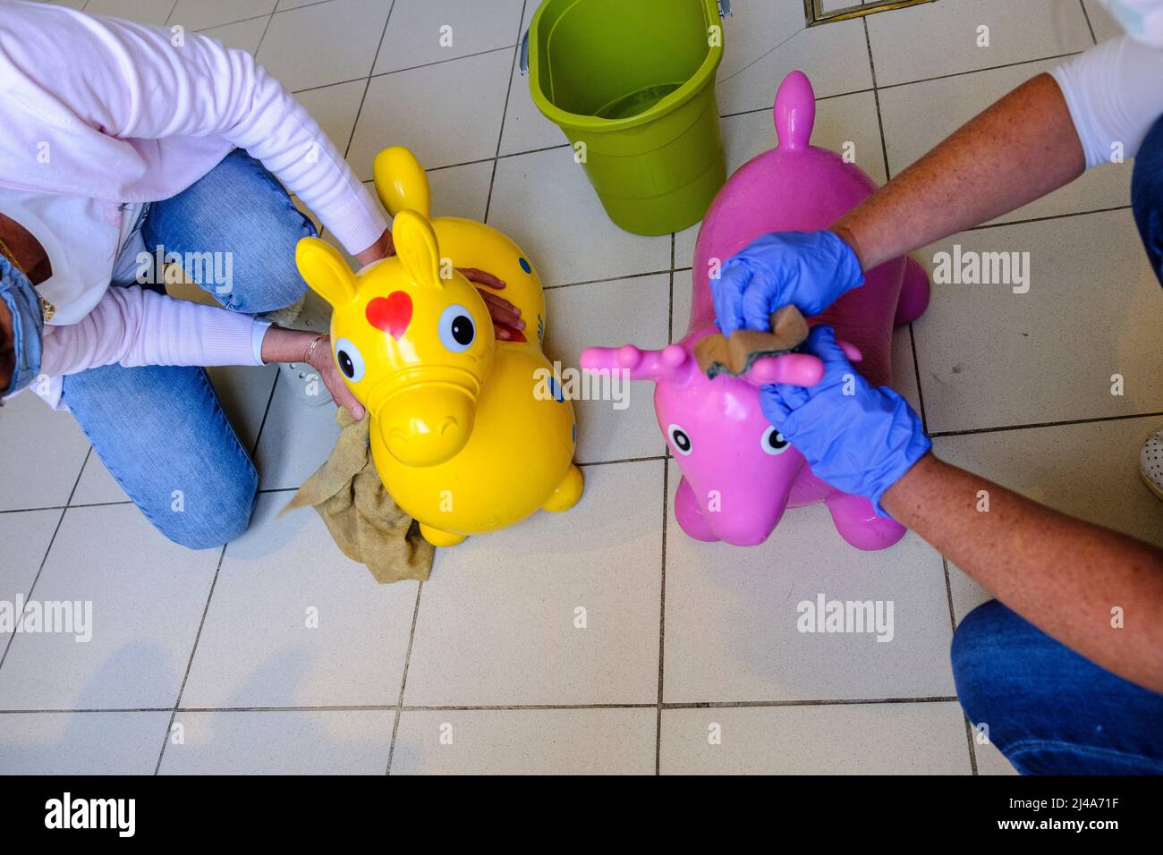 Decontamination et desinfection des jouets des enfants dans une garderie |  Toys Decontamination and desinfection in a child care settings. Stock Photo