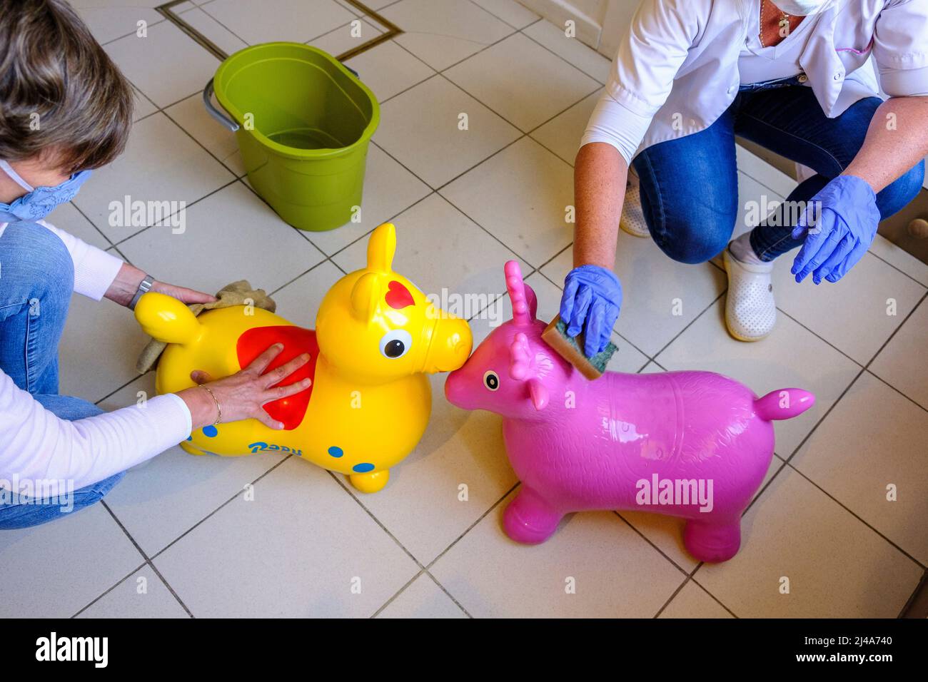 Decontamination et desinfection des jouets des enfants dans une garderie |  Toys Decontamination and desinfection in a child care settings. Stock Photo