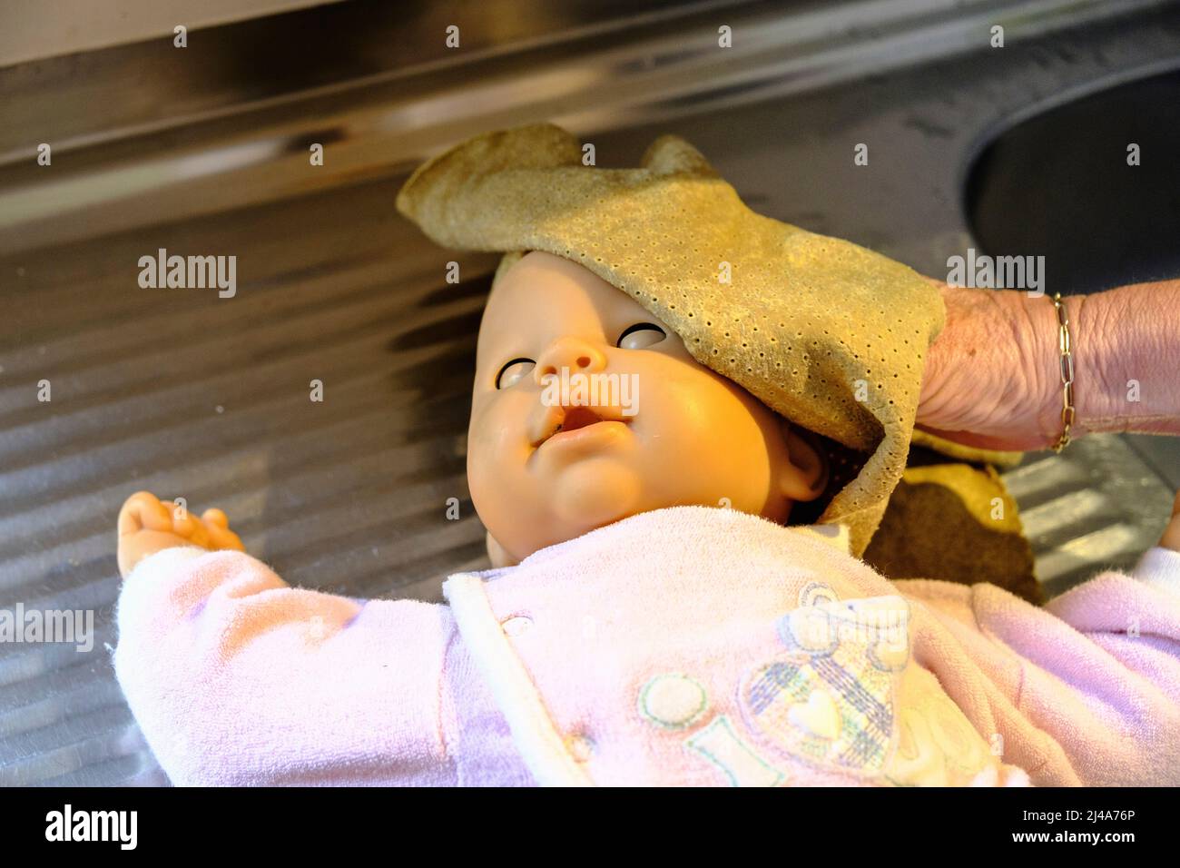 Decontamination et desinfection des jouets des enfants dans une garderie |  Toys Decontamination and desinfection in a child care settings Stock Photo  - Alamy