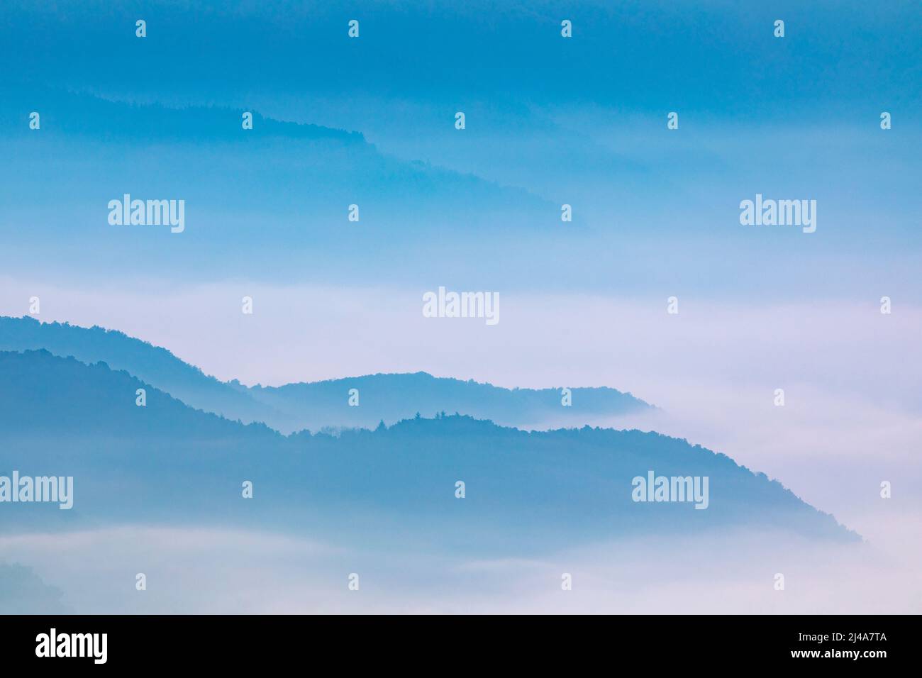 Outdoor fog valleys hi-res stock photography and images - Alamy