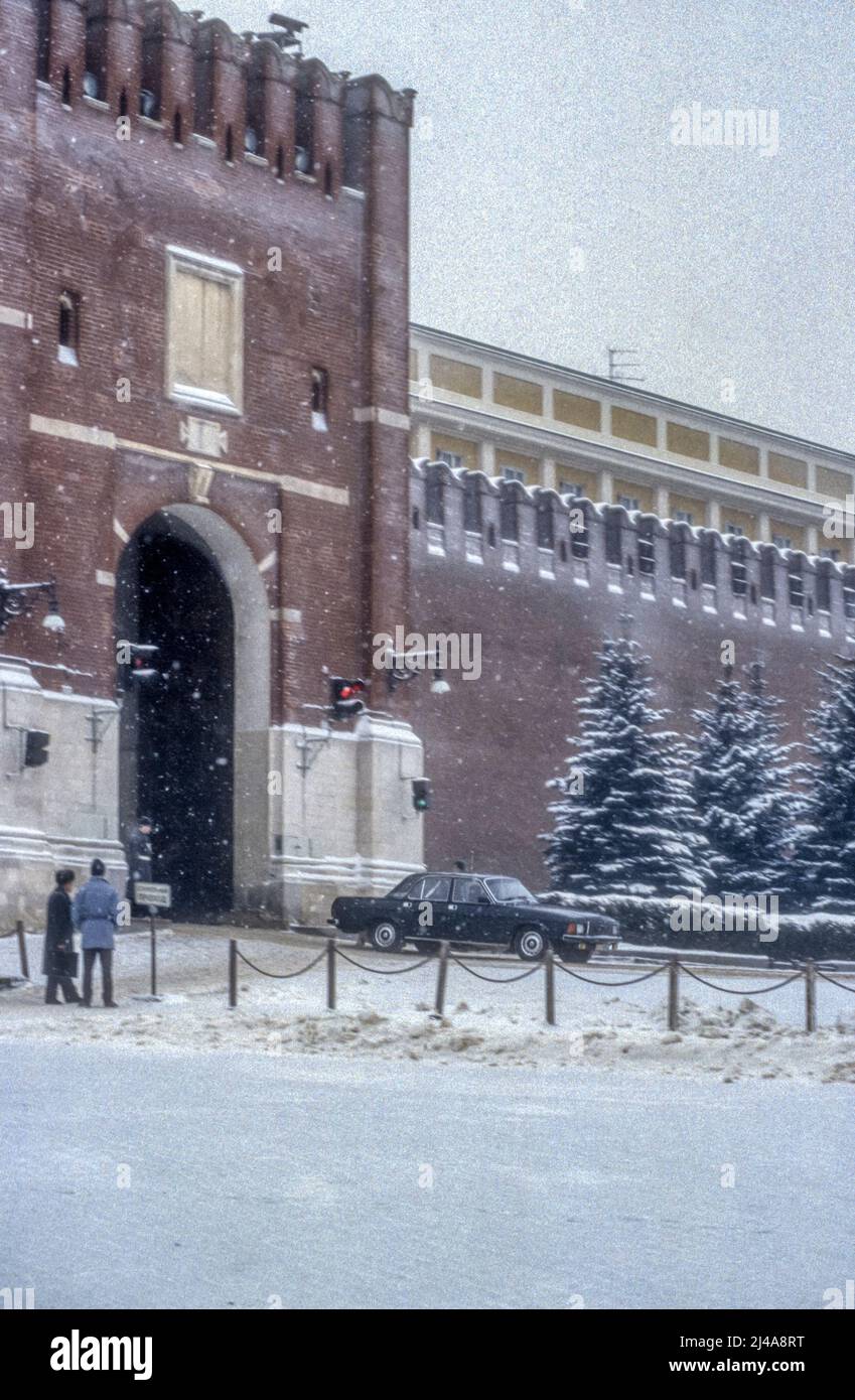 1990s archive photograph of official car leaving the Kremlin in Moscow through Saviour's Tower.  During snow in winter. Stock Photo
