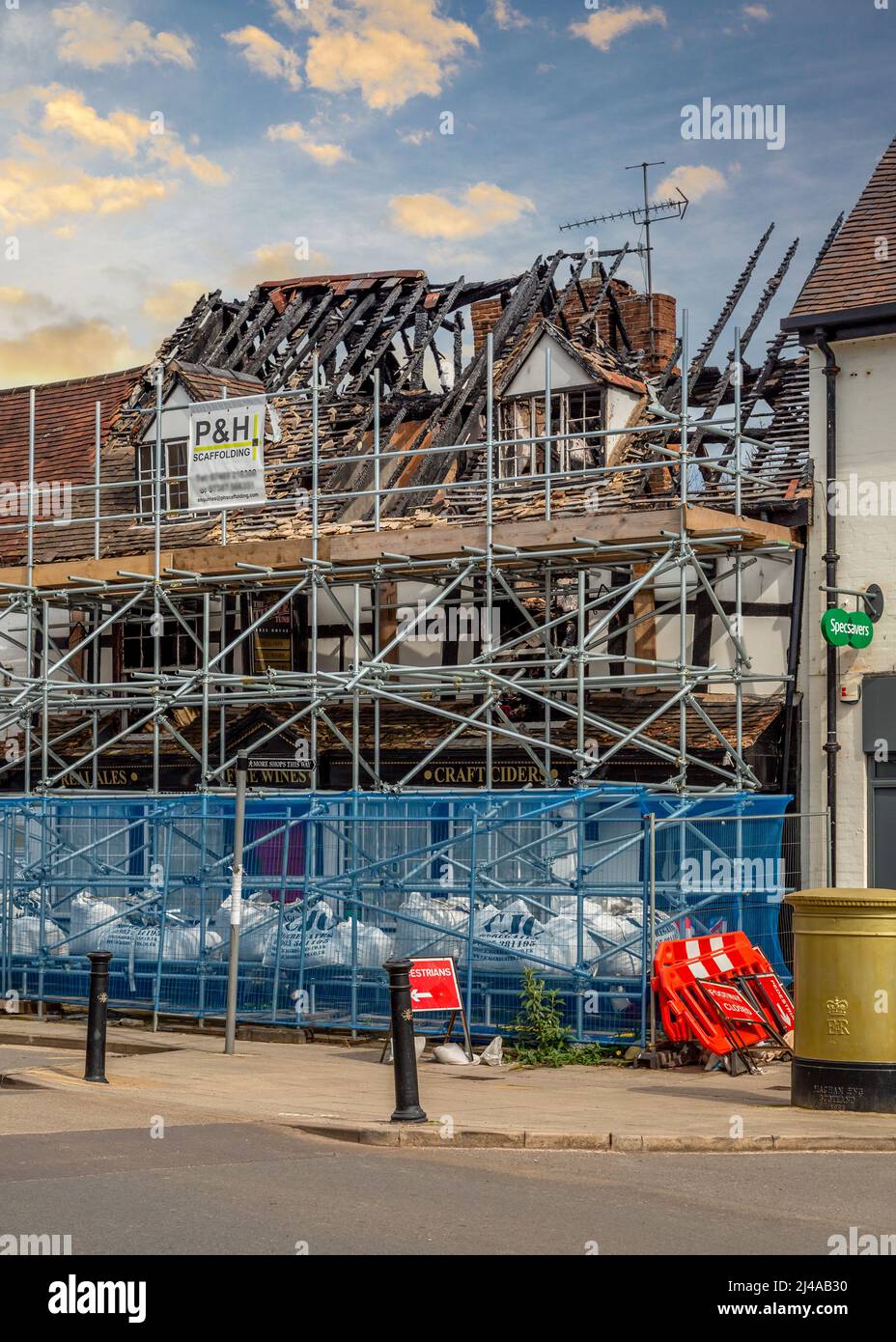Three Tuns Pub in Alcester, Warwickshire, destroyed by fire Stock Photo