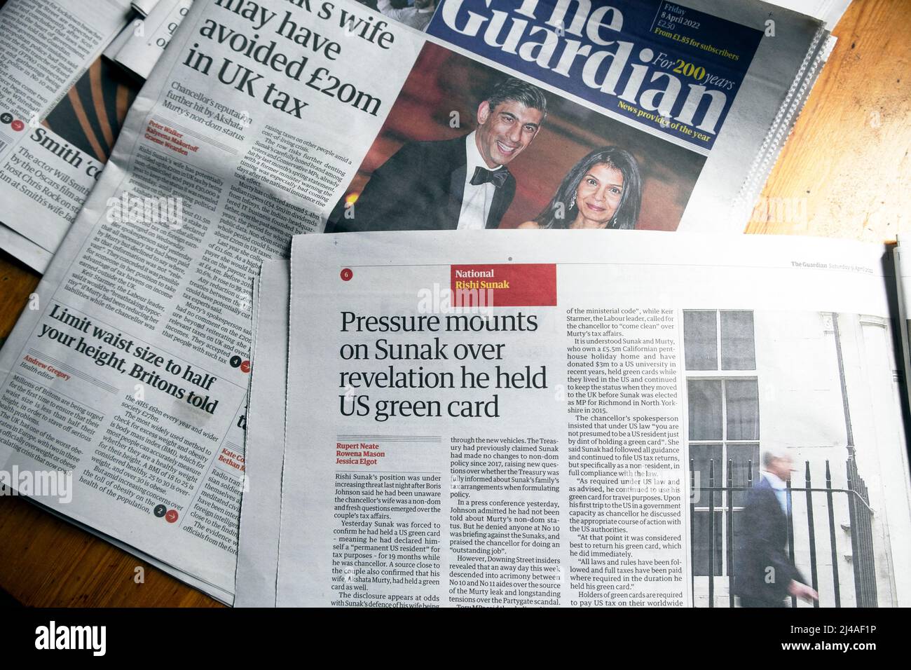 'Pressure mounts on Sunak over revelation he held US green card' Guardian newspaper headline article clipping newspapers Rishi Sunak wife 2022 UK Stock Photo