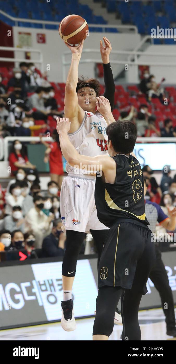 12th Apr, 2022. Basketball: Ulsan Hyundai Mobis Phoebus vs. Goyang ...