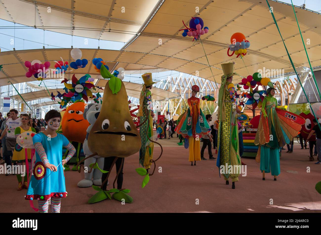 Milan, Italy 02/05/2015: giovani clown intrattengono i visitatori, Expo -  young clowns entertain visitors, Expo. ©Andrea Sabbadini Stock Photo - Alamy, image size:1300x955
