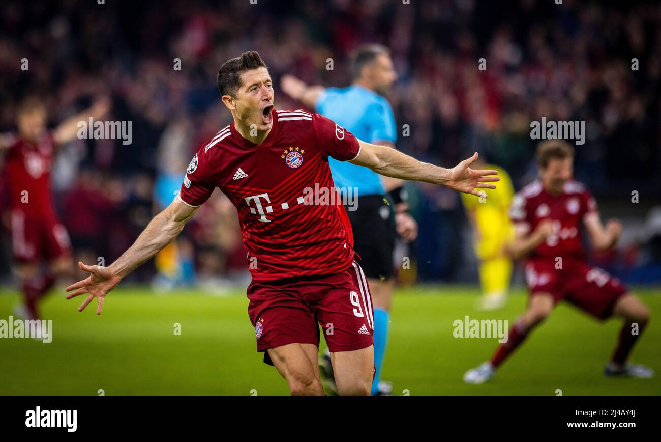 Torjubel: Robert Lewandowski (Muenchen) FC Bayern München - FC ...