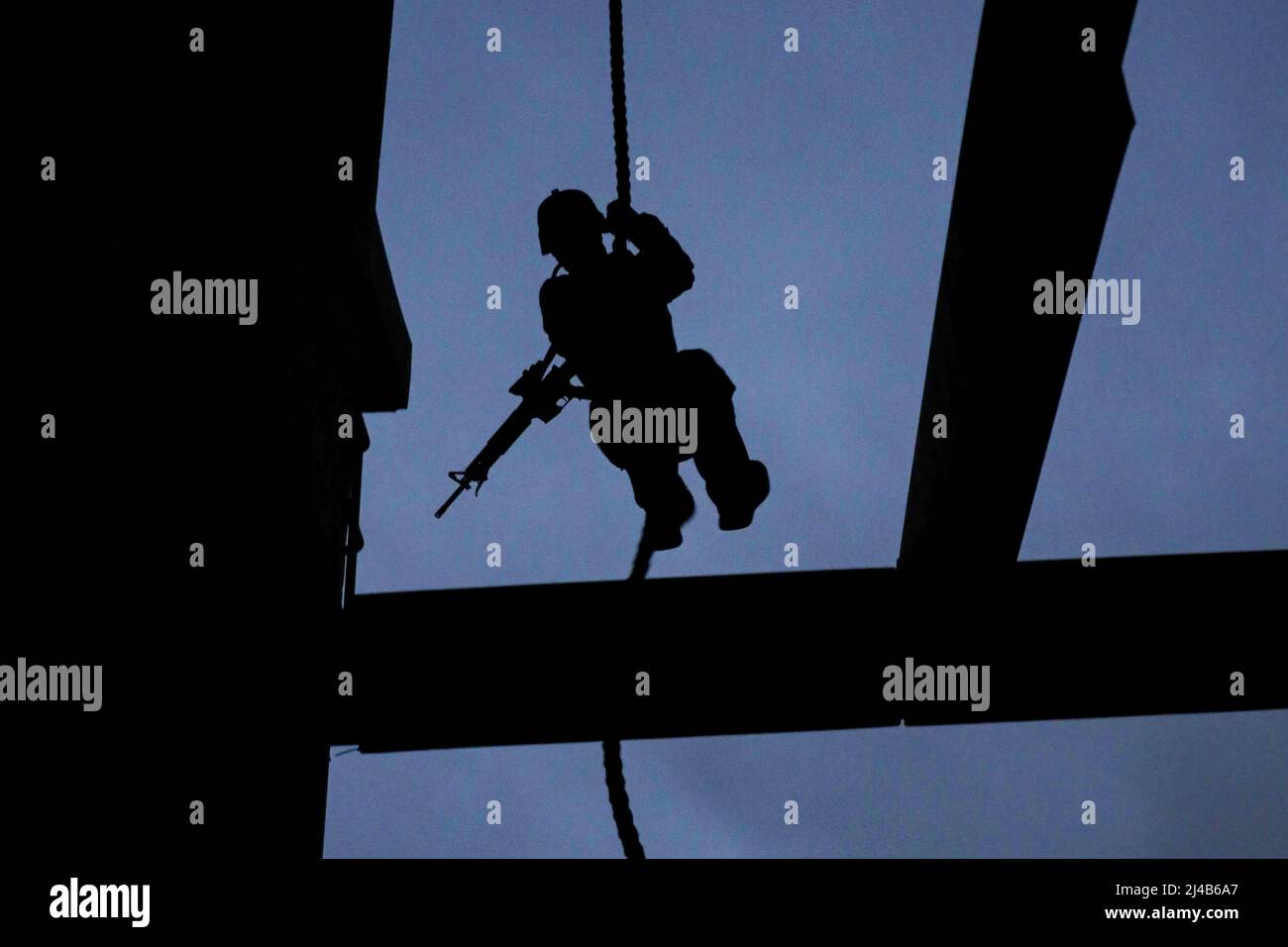 Camp Pendleton, California, USA. 31st Mar, 2022. A U.S. Marine with 1st Air Naval Gunfire Liaison Company, I Marine Expeditionary Force Information Group conducts low light fast-rope training during ANGLICO Basic Course 1-22 at Marine Corps Base Camp Pendleton, California, March 31, 2022. This basic training enhances the capabilities of ANGLICO Marines to plan and execute liaison missions in support of joint, interagency, intergovernmental and multinational operations. Credit: U.S. Marines/ZUMA Press Wire Service/ZUMAPRESS.com/Alamy Live News Stock Photo