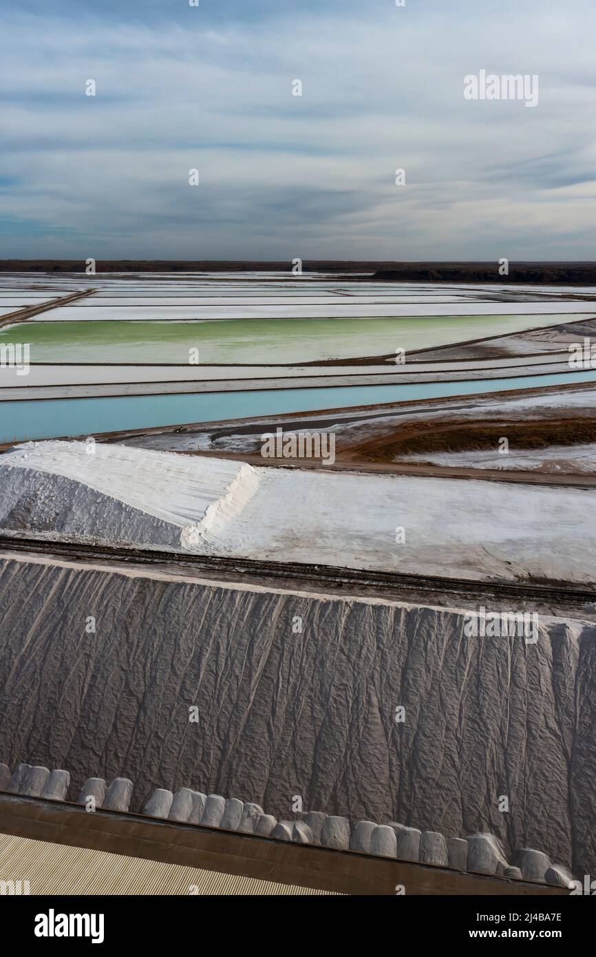 Freedom, Oklahoma - Piles of salt and evaporation ponds at Cargill's solar salt plant. The company pumps naturally salty water from along the Cimarron Stock Photo