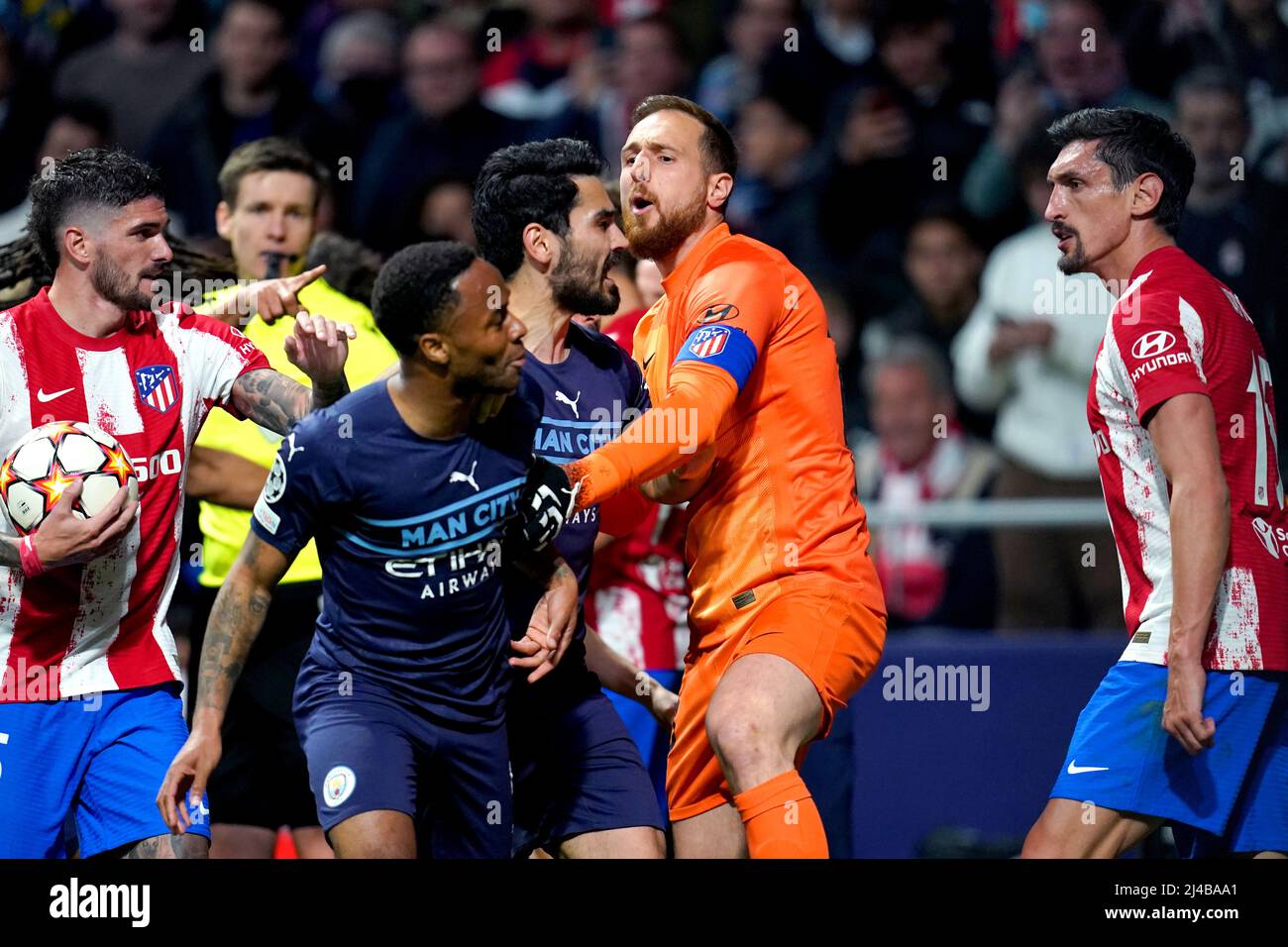 Atletico Madrid goalkeeper Jan Oblak (centre) steps in between Stefan Savic and Manchester City's Raheem Sterling and Ilkay Gundogan as tempers flare during the UEFA Champions League quarter final, second leg match at the Wanda Metropolitano Stadium, Madrid. Picture date: Wednesday April 13, 2022. Stock Photo