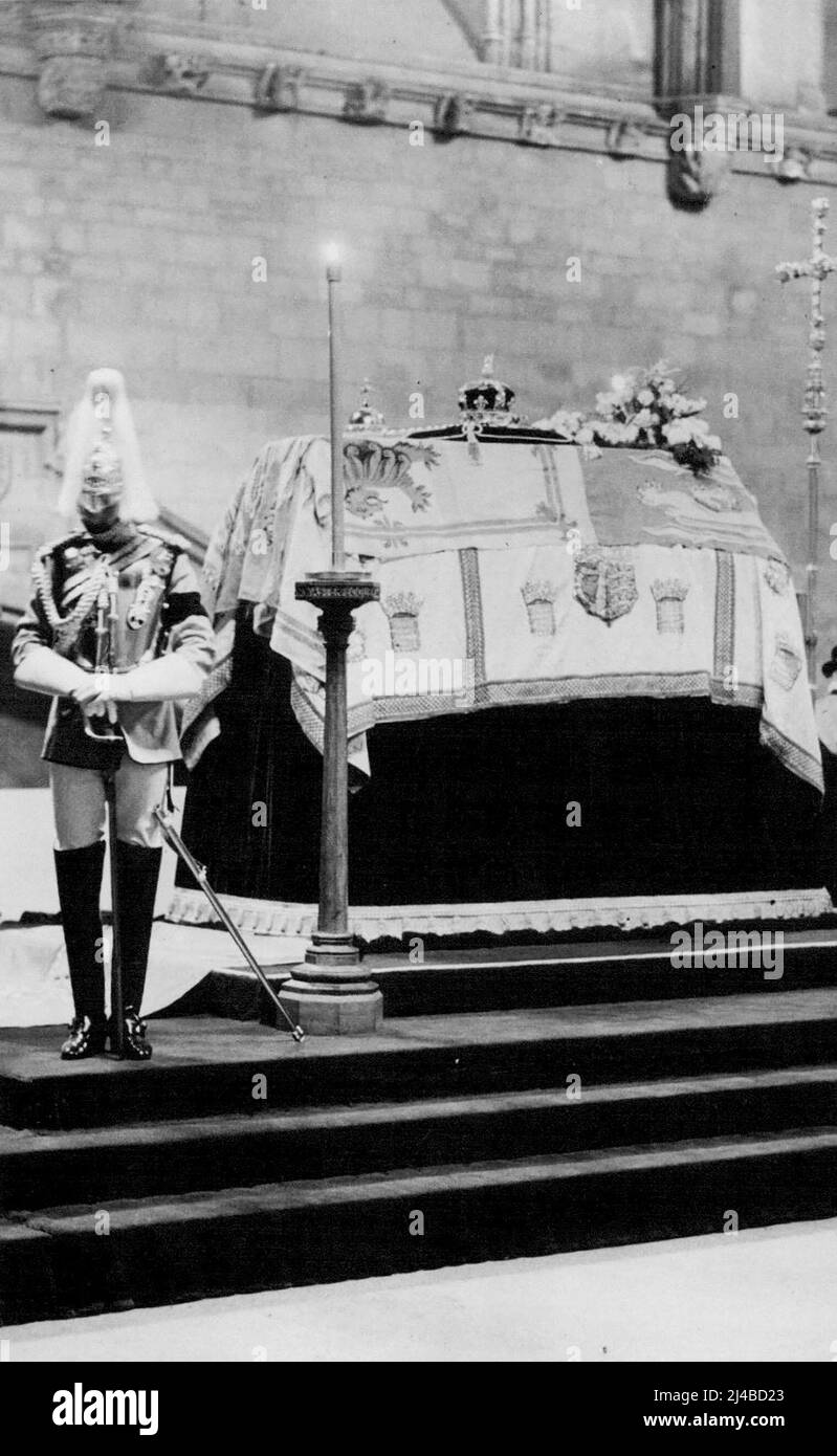 The Lying In State At Westminster Hall. The King lying in state in Westminster Hall guarded by Lifeguards and Beefeaters. H.M. King George V. is lying in state at Westminster Hall. The public are to be admitted tomorrow. January 23, 1936. (Photo by Fox). Stock Photo