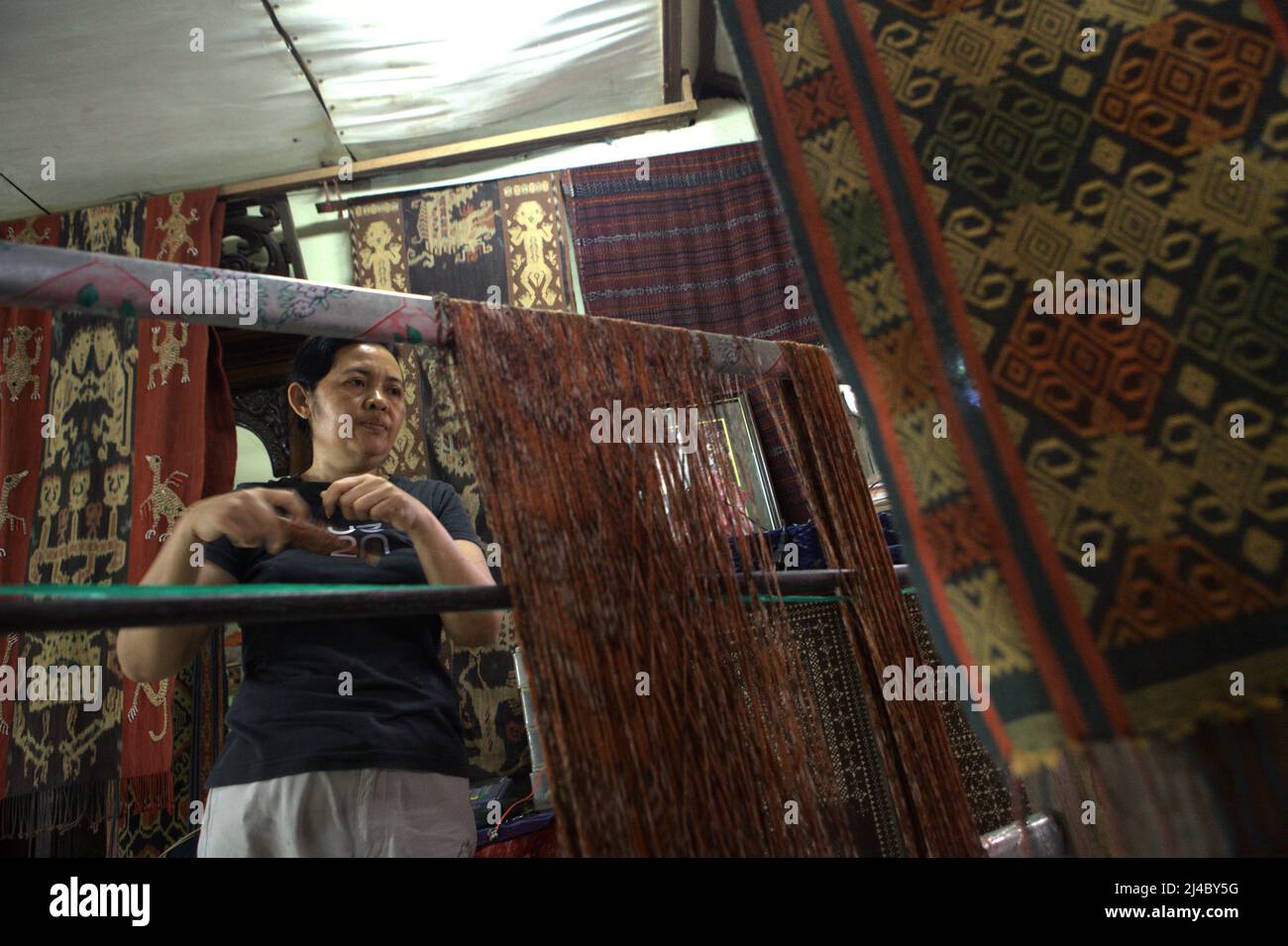 Balinese weaving artist hires stock photography and images Alamy