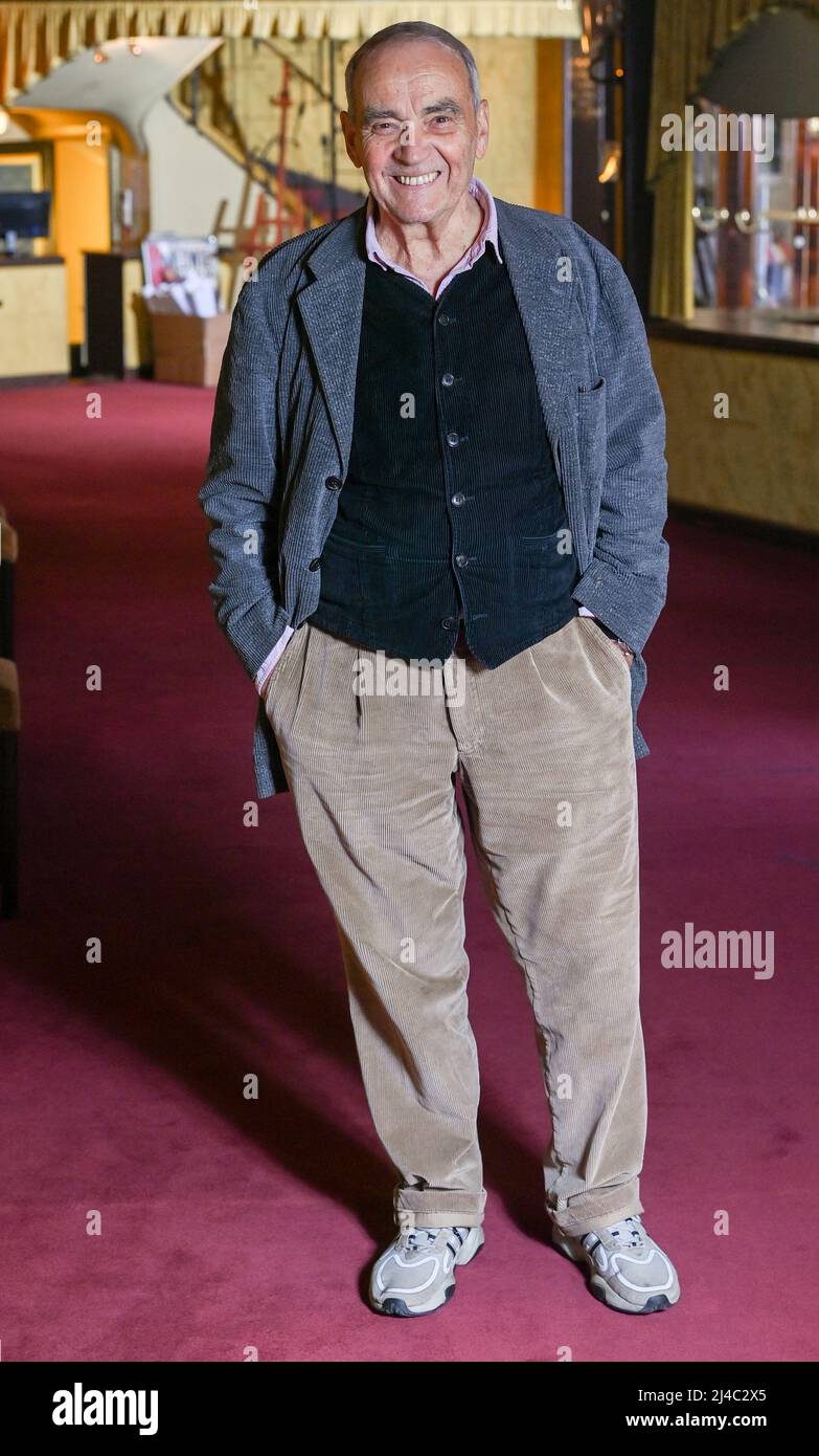 Berlin, Germany. 11th Apr, 2022. Actor Walter Kreye at a photo session at the Renaissance Theater. He is currently playing in the play 'The Two Popes. Credit: Jens Kalaene/dpa/Alamy Live News Stock Photo