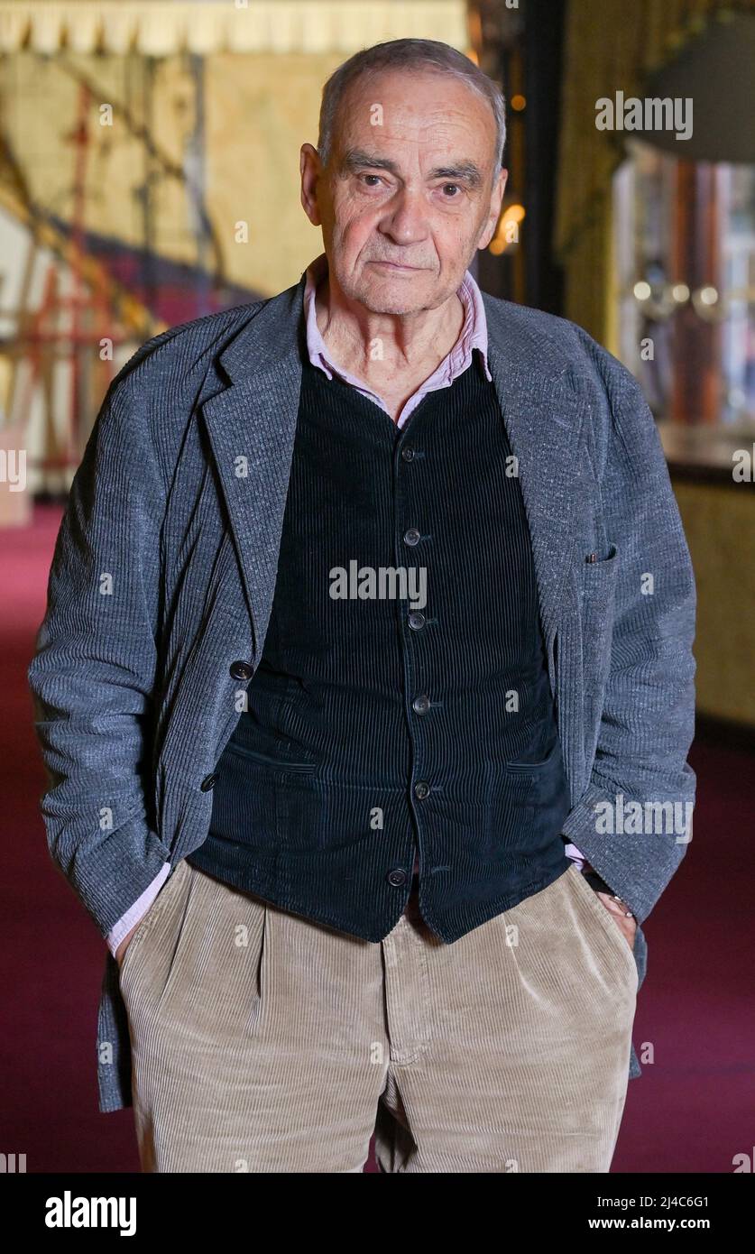 Berlin, Germany. 11th Apr, 2022. Actor Walter Kreye at a photo session at the Renaissance Theater. He is currently playing in the play 'The Two Popes. Credit: Jens Kalaene/dpa/Alamy Live News Stock Photo