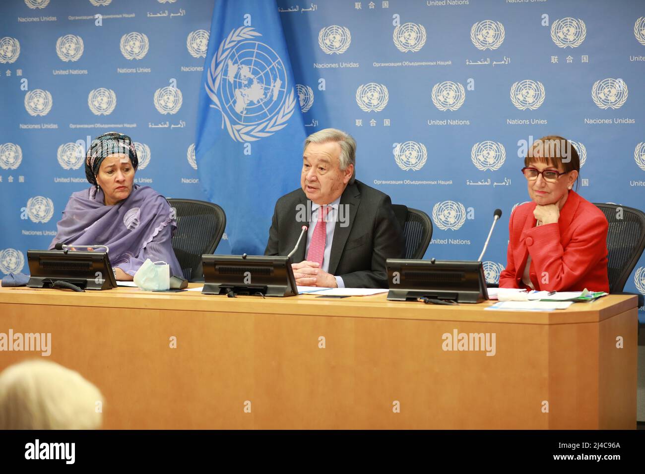 (220414) -- UNITED NATIONS, April 14, 2022 (Xinhua) -- UN Secretary-General Antonio Guterres (C) speaks to the media at the launch of a report by Global Crisis Response Group on Food, Energy and Finance over the Ukraine crisis, at the UN headquarters in New York, April 13, 2022. UN Secretary-General Antonio Guterres said Wednesday that a nationwide humanitarian cease-fire in Ukraine seems to be out of reach at the moment. Guterres on March 28 launched an initiative for a humanitarian cease-fire in Ukraine and sent Undersecretary-General for Humanitarian Affairs Martin Griffiths to Moscow and Stock Photo