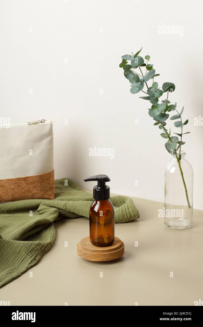 Amber glass dispenser bottle on wooden stand. Soap liquid, shampoo or  shower gel packaging design Stock Photo - Alamy