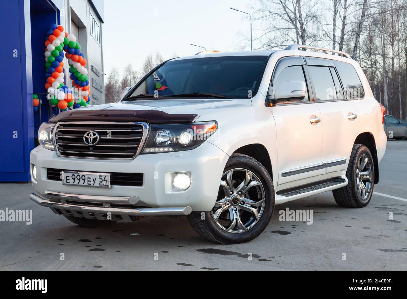 Novosibirsk, Russia - 04. 12. 2022: Front view of Toyota Land Cruiser 200 j200  2013 year white color after cleaning before sale in a sunny day on park  Stock Photo - Alamy