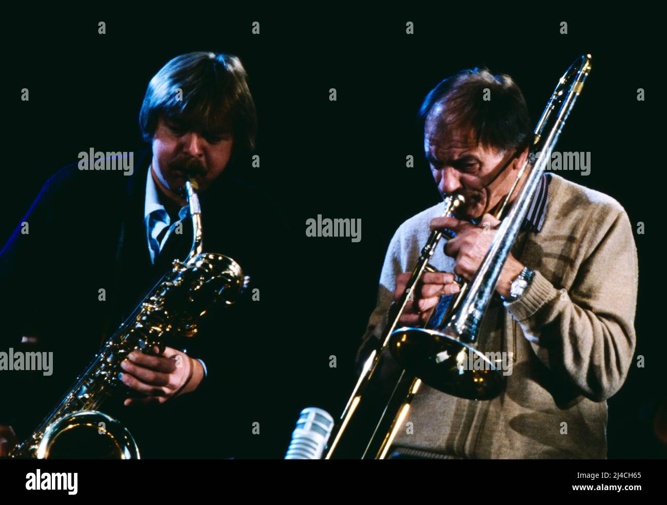 Jazz Fest Berlin, Philharmonie, Deutschland, 1985, Albert Mangelsdorff Duo mit John Surman, englischer Jazzsaxophonist und Albert Mangelsdorf, Posaunist. Jazz Fest Berlin, Philharmonie, Germany, 1985, Albert Mangelsdorff Duo with John Surman, English jazz saxophone player and Albert Mangelsdorff, German trombonist. Stock Photo