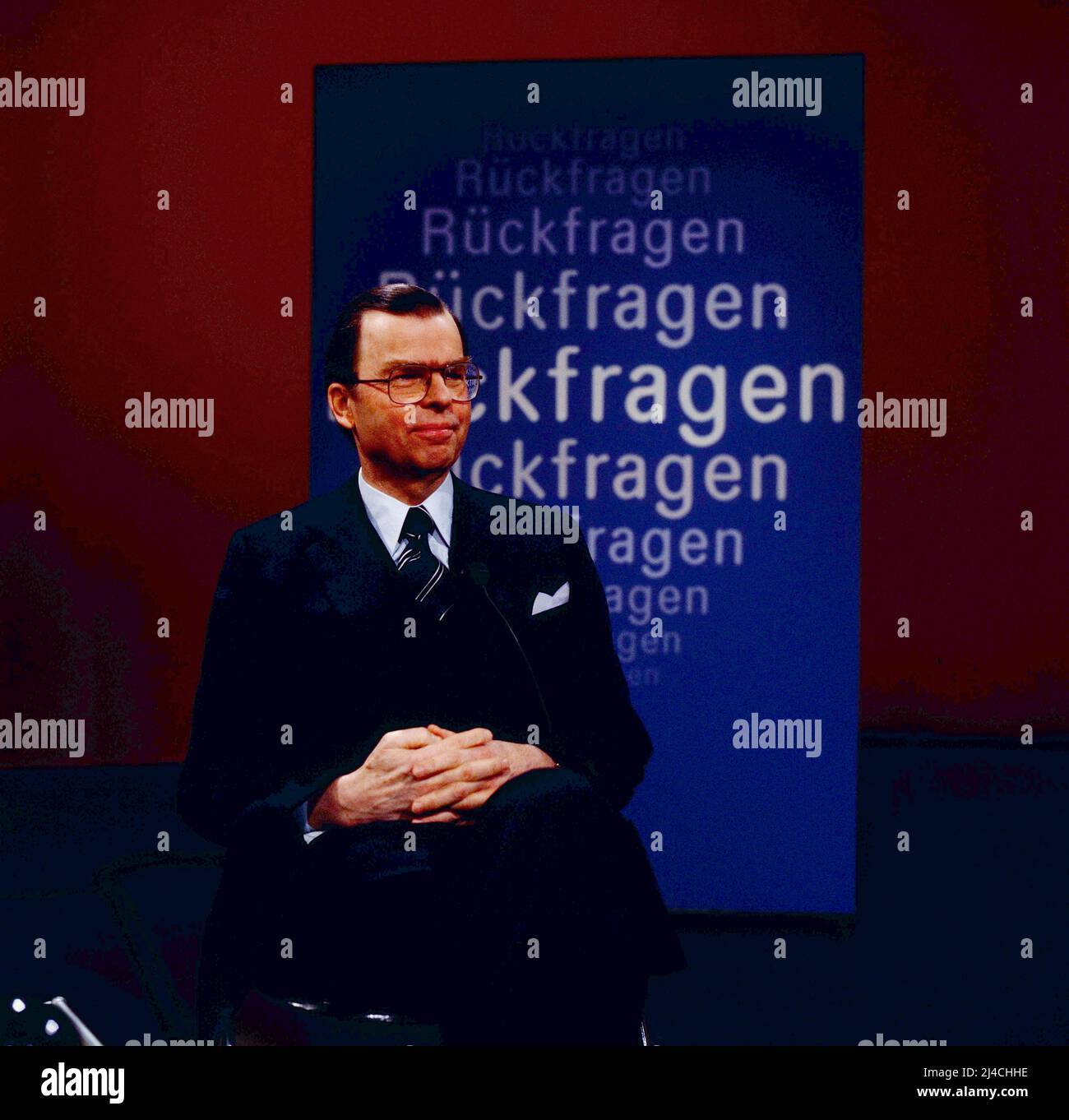 ZDF Rückfragen, politische Sendung, Deutschland, 1977, Gesprächsleitung: Karl-Günther von Hase, ehemaliger Diplomat, Intendant der Deutschen Welle und ZDF-Intendant. ZDF Rueckfragen, political broadcast, Germany, 1977, discussion moderator: Karl-Guenther von Hase, former German Ambassador to the United Kingdom, Broadcasting Director and ZDF Director-General. Stock Photo