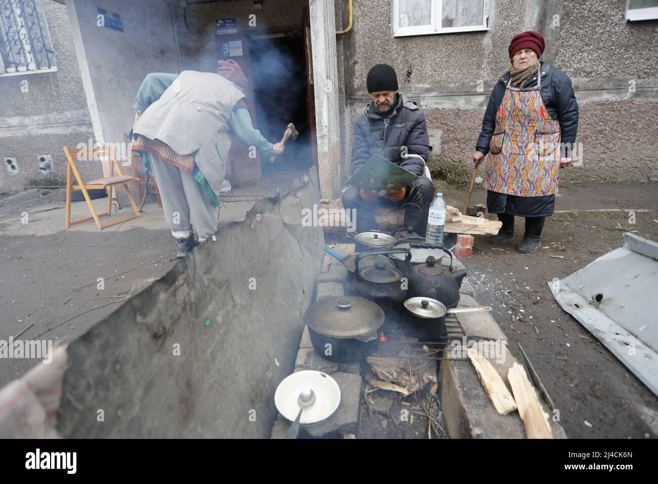 Mariupol. 12th Apr, 2022. Residents cook outdoors in Mariupol, April 12, 2022. Credit: Victor/Xinhua/Alamy Live News Stock Photo