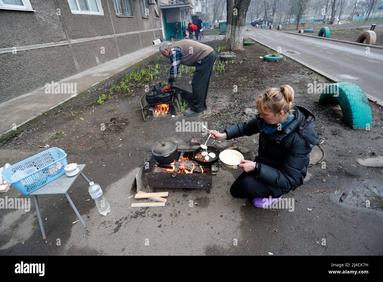Mariupol. 12th Apr, 2022. Residents cook outdoors in Mariupol, April 12, 2022. Credit: Victor/Xinhua/Alamy Live News Stock Photo