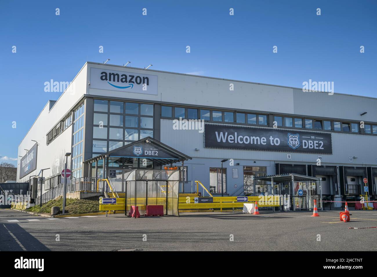 Amazon Parcel Centre DBE2, Porschestrasse, Marienfelde, Tempelhof- Schoeneberg, Berlin, Germany Stock Photo - Alamy