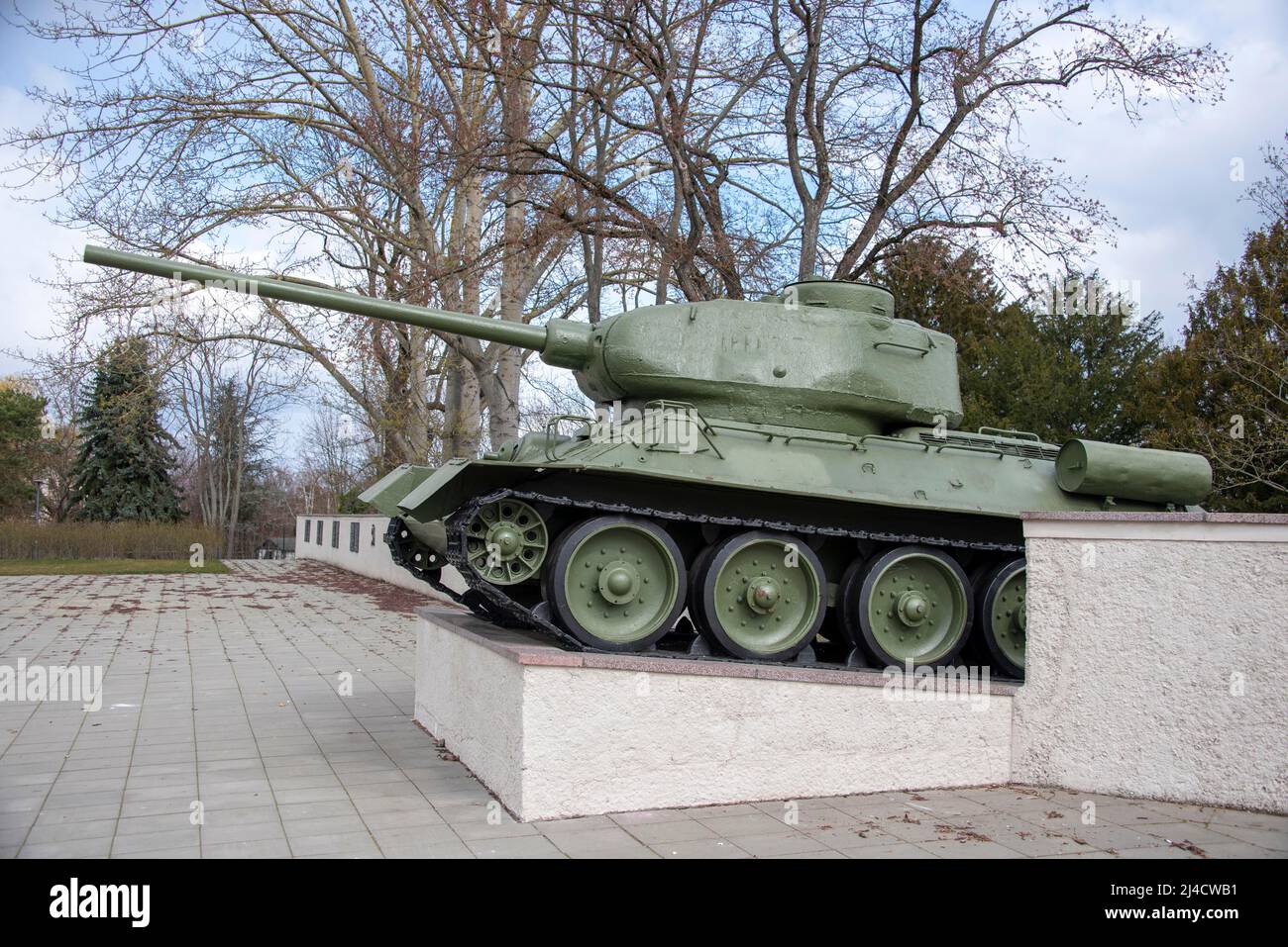 T-34 tank, Soviet cemetery of honour, listed building, Burg near Magdeburg,  Saxony-Anhalt, Germany Stock Photo - Alamy