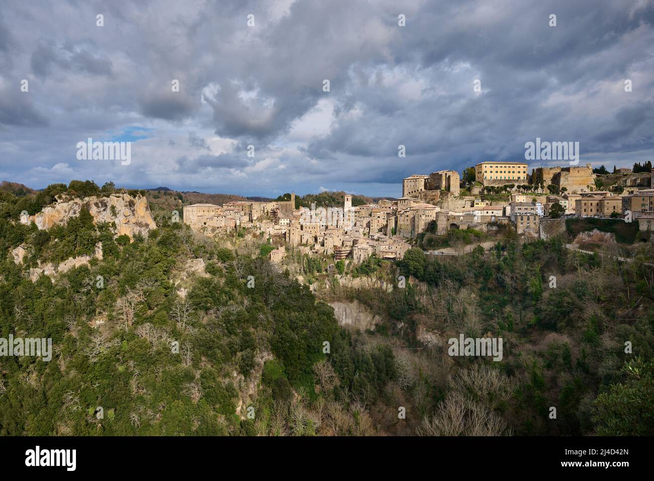 Mittelalterliche stadt sorano hi-res stock photography and images - Alamy