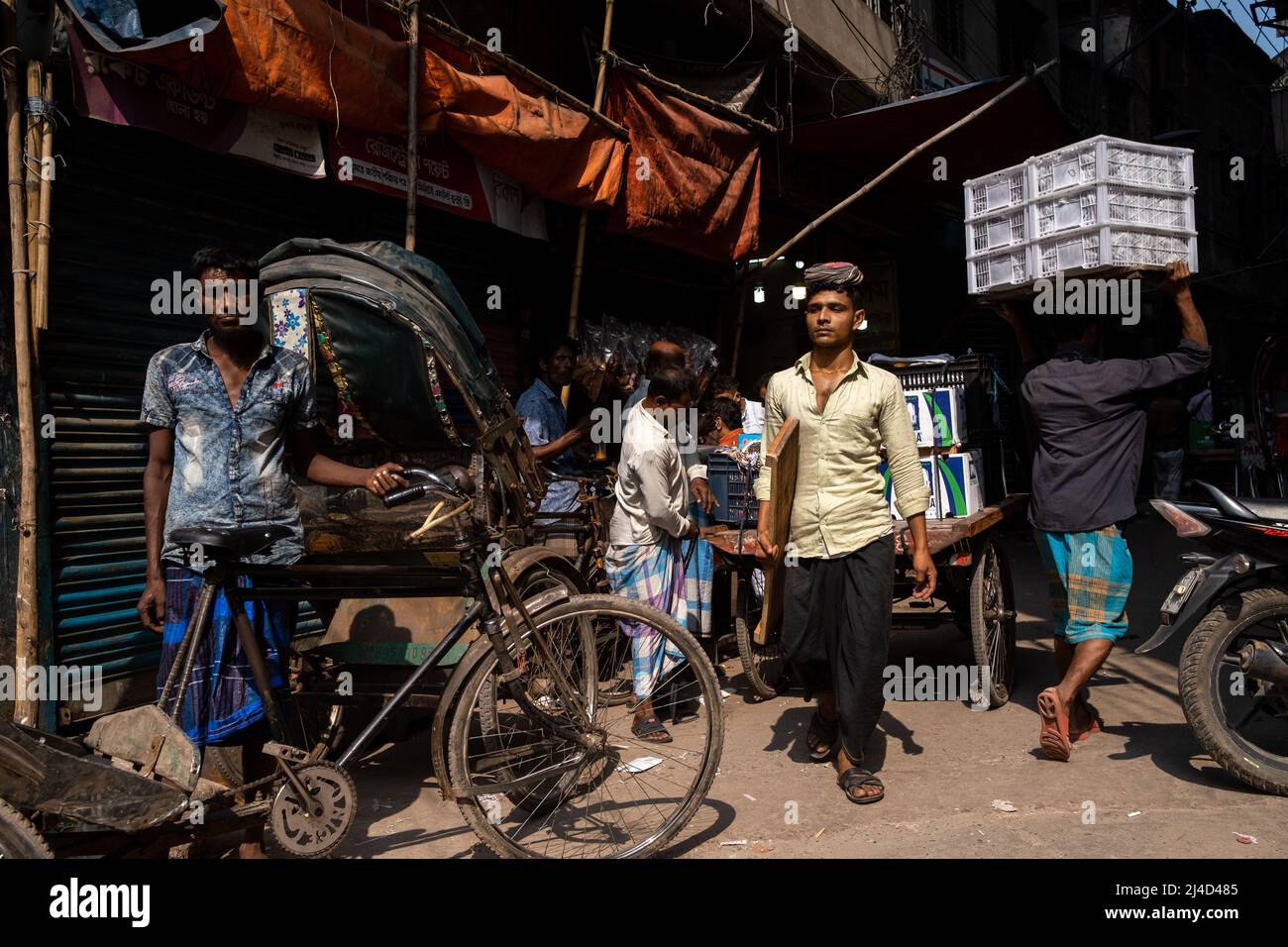 Bangladesh, Dhaka on 2021-11-05. Illustration of daily life in Dhaka, capital of Bangladesh. Photograph by Martin Bertrand. Bangladesh, Dacca le 2021- Stock Photo