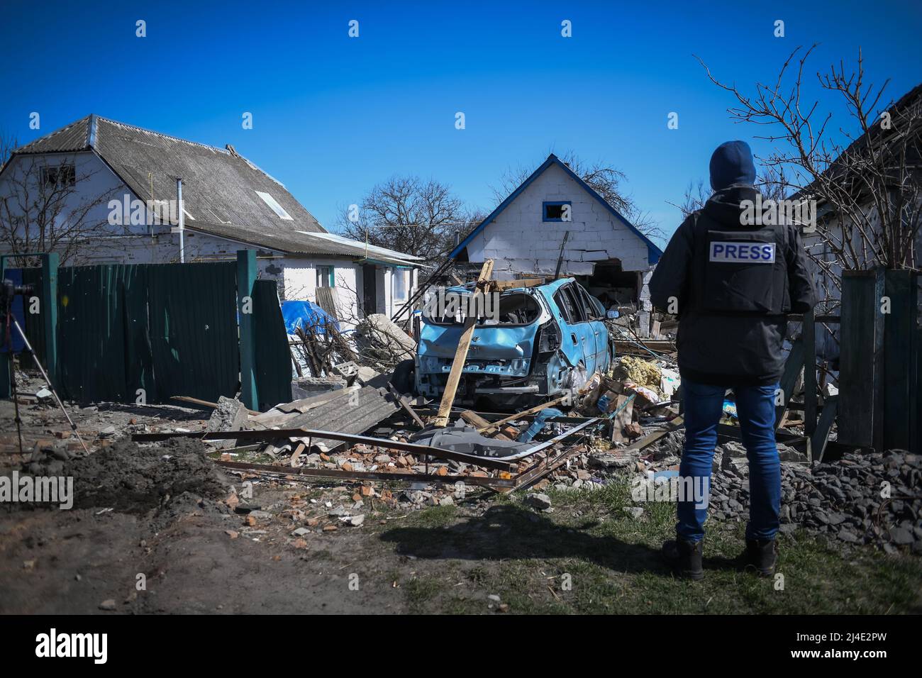 Andriivka, near Kyiv, Ukraine - April 14, 2022: a member of the press looks to a building damaged by Russian shellings Credit: Piero Cruciatti/Alamy Live News Stock Photo