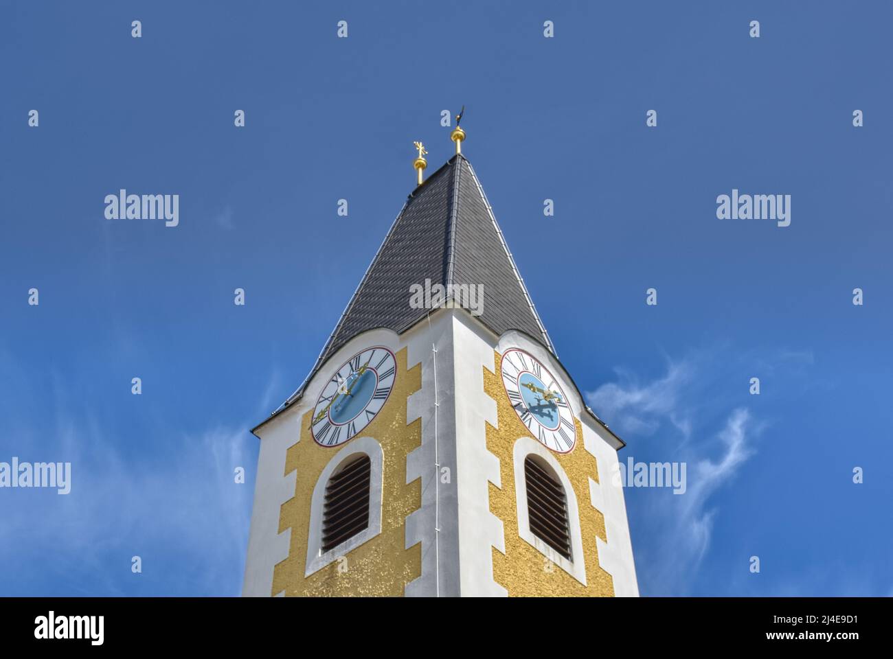 Kirchturm, Kirchturmspitze, Kreuz, Wetterhahn, Gold, Dach, Walmdach, Dachgiebel, glänzen, Wahrzeichen, Kunst, Kultur, Brauchtum, Religion, Spitze, Tur Stock Photo