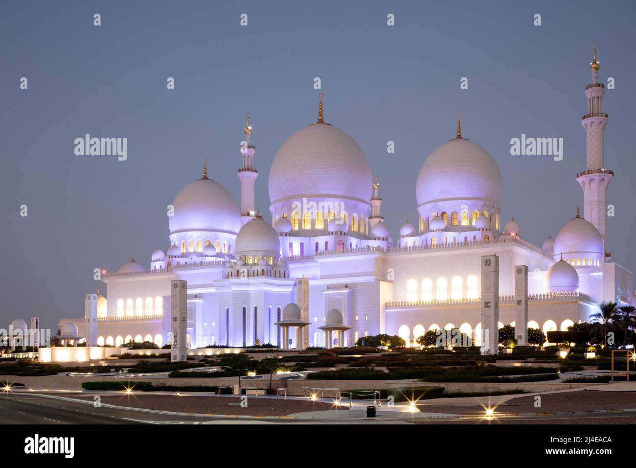 ABU DHABI, UNITED ARAB EMIRATES - October 23, 2021: The Sheikh Zayed Grand Mosque (SZGM) in Abu Dhabi at dusk / in the evening. Stock Photo