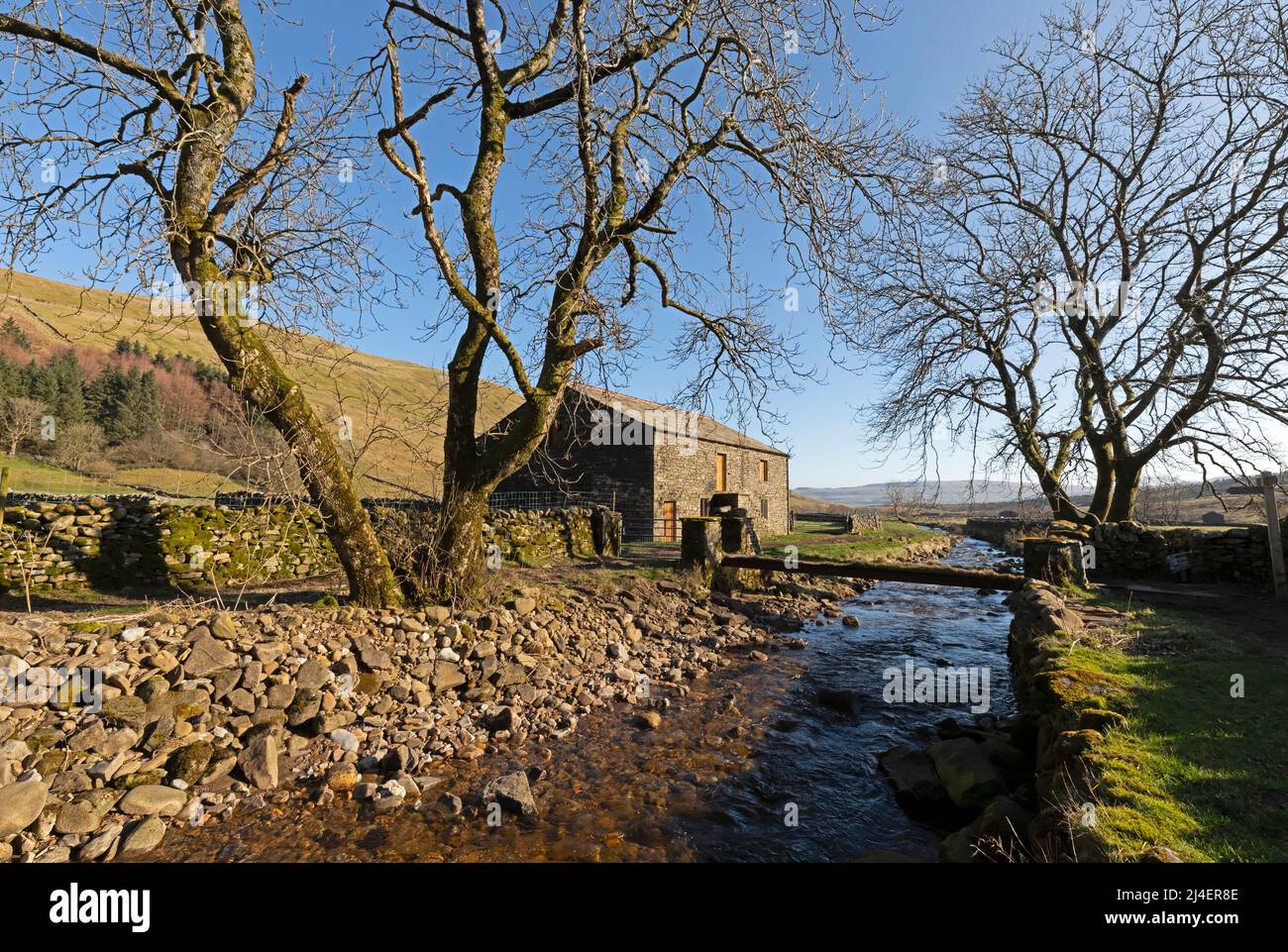 A stone house in Cotterdale, Yorkshire Dales National Park beside Cotterdale Beck, which eventually flows into the River Ure. Iconic dry stone walls, Stock Photo