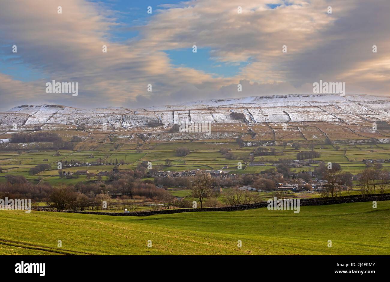 Hawes from Simonstone, Yorkshire Dales National Park. Dodd Fell rises above the town and is snow covered in late February. Stock Photo