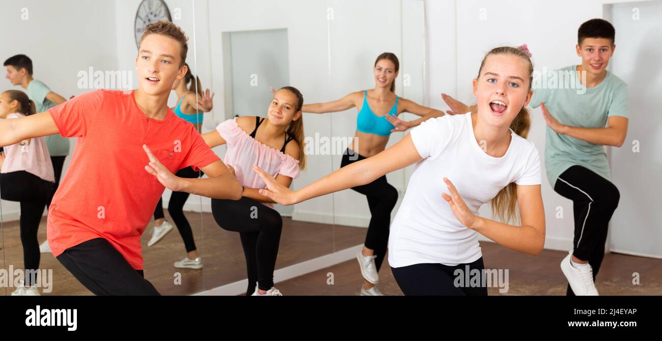 Teenage boys and girls dancing group choreography Stock Photo Alamy