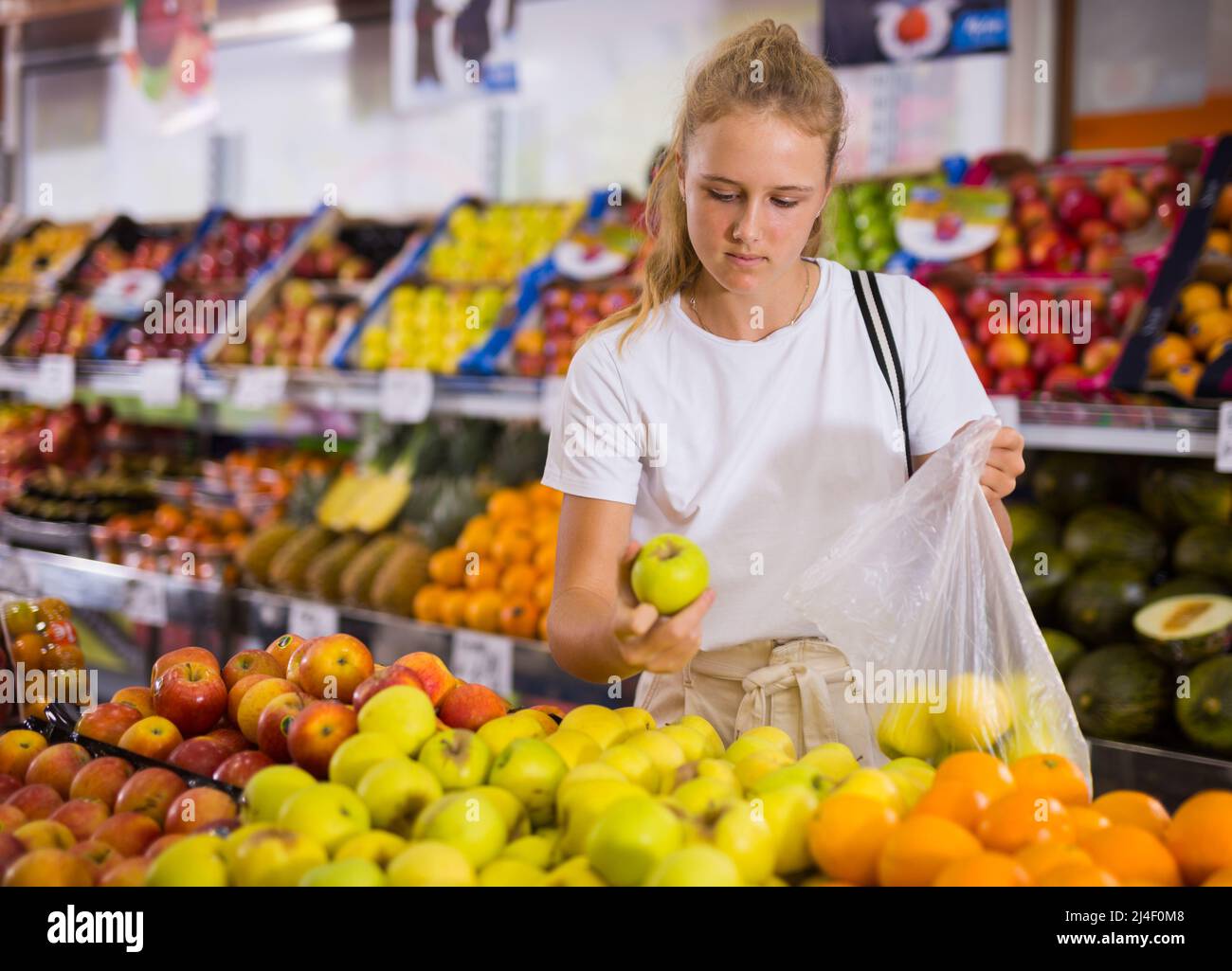 English apples girl hi-res stock photography and images - Alamy